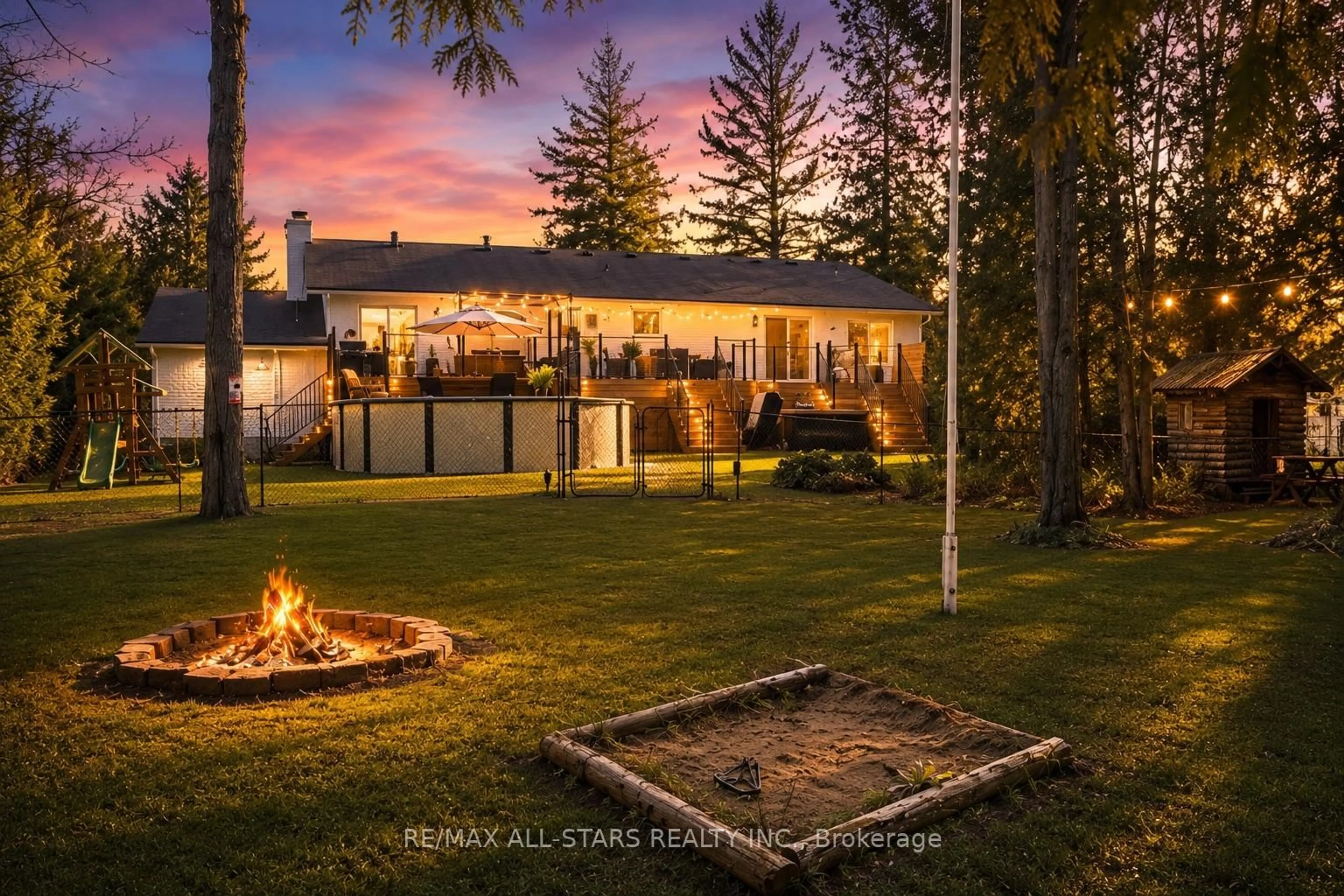 A pic from outside/outdoor area/front of a property/back of a property/a pic from drone, street for 127 Pinecrest Rd, Georgina Ontario L0E 1N0