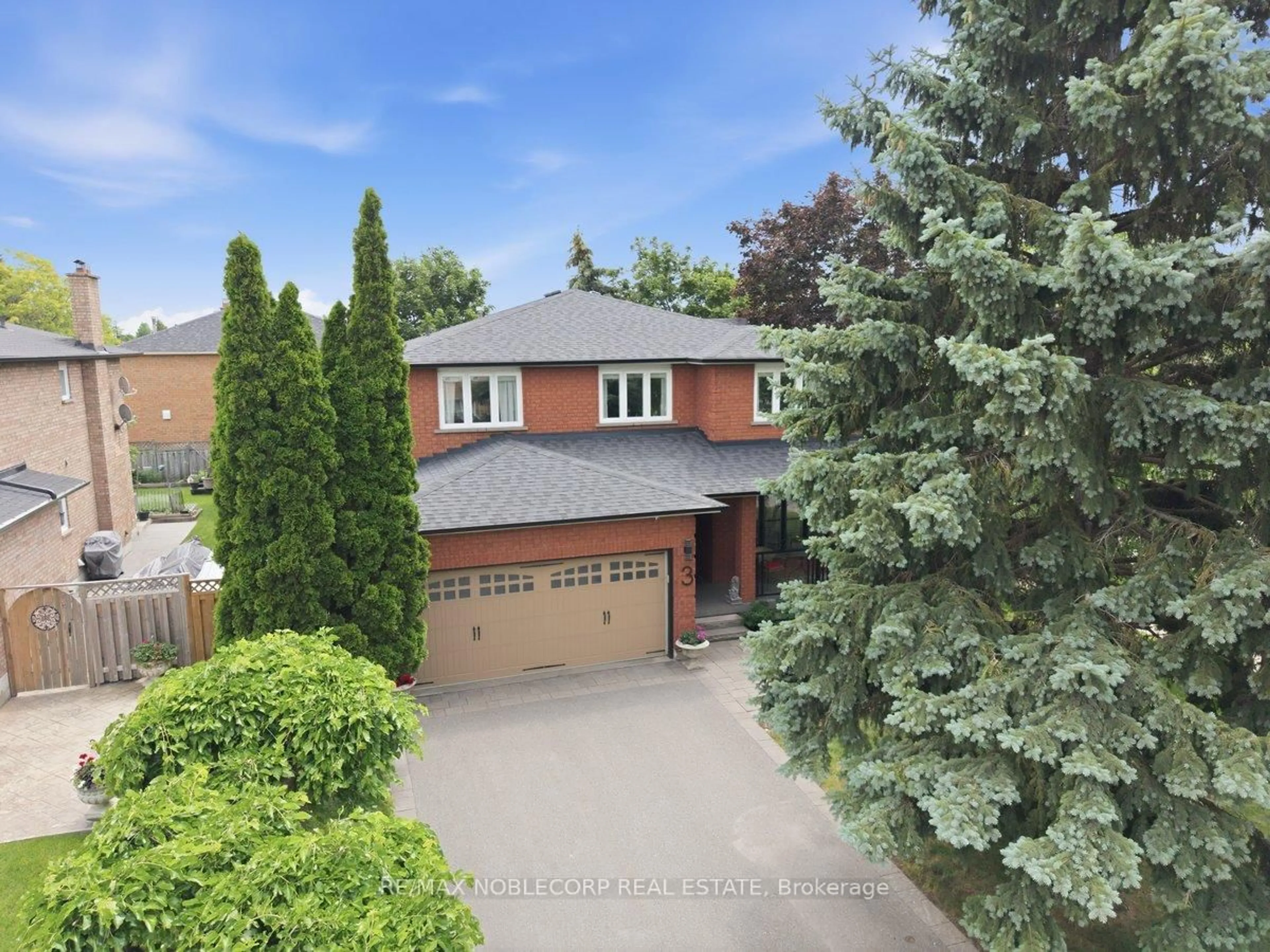 A pic from outside/outdoor area/front of a property/back of a property/a pic from drone, street for 3 Castlehill Rd, Vaughan Ontario L6A 1P3