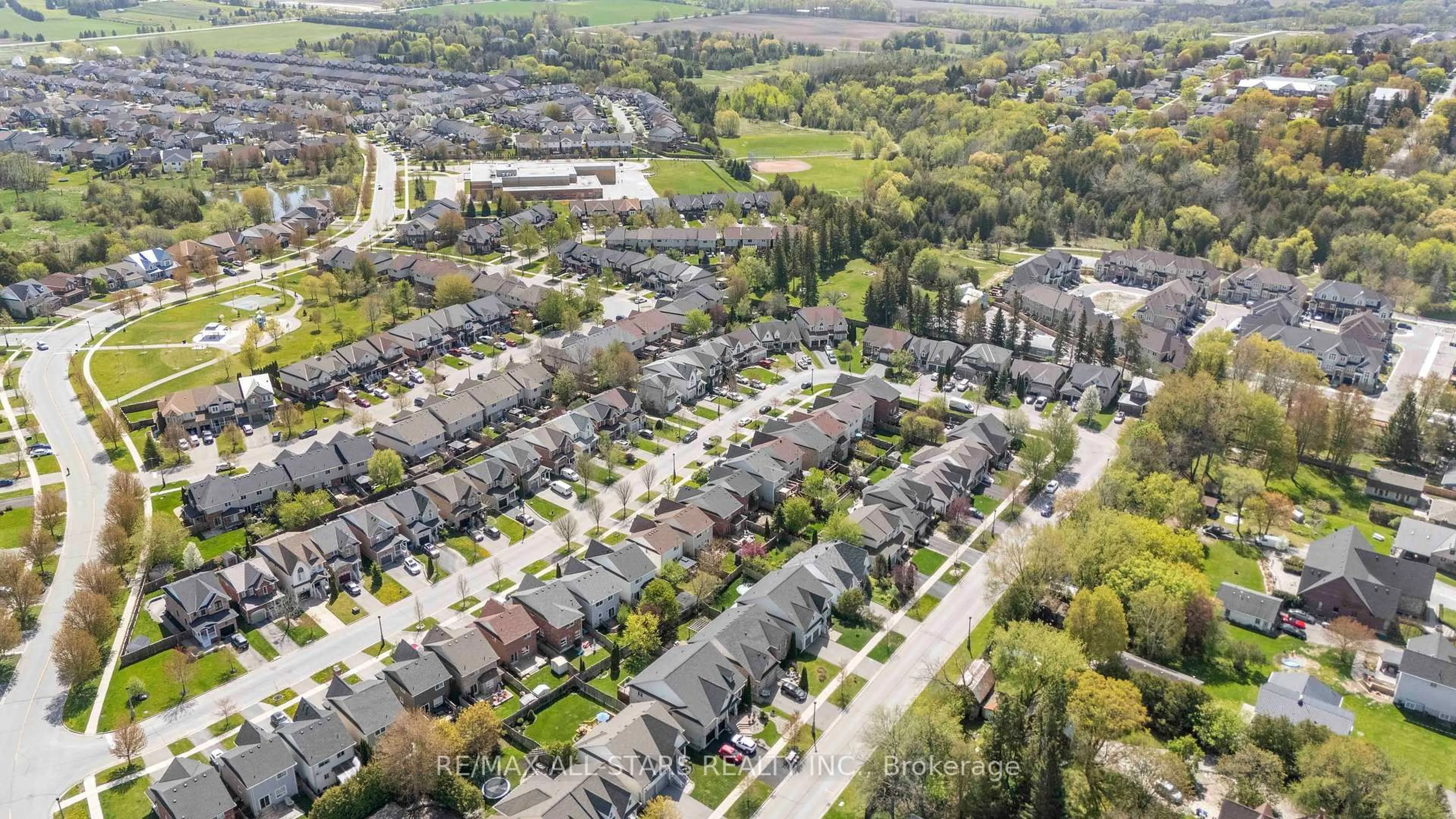 A pic from outside/outdoor area/front of a property/back of a property/a pic from drone, street for 58 Margaret Graham Cres, East Gwillimbury Ontario L0G 1M0