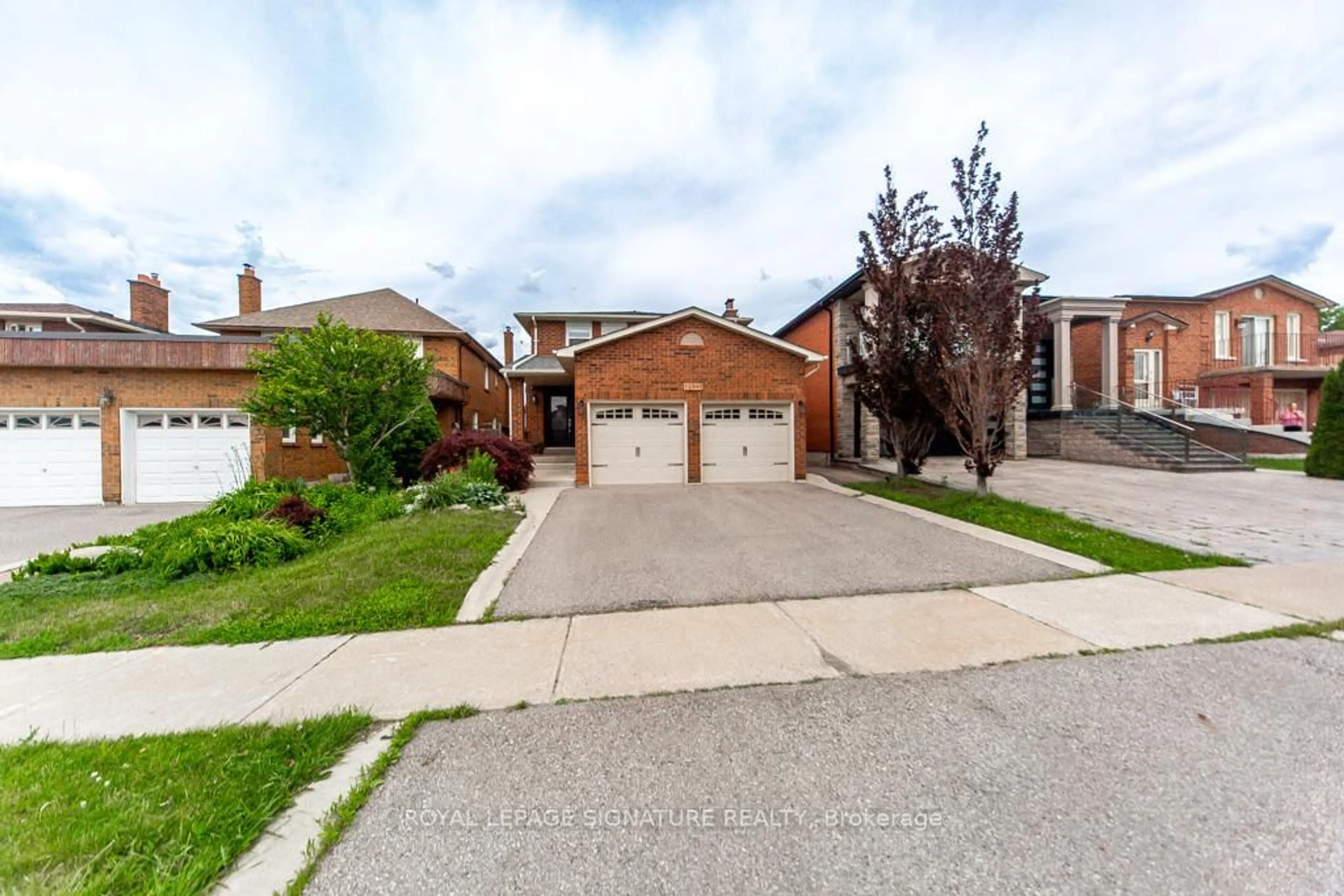 A pic from outside/outdoor area/front of a property/back of a property/a pic from drone, street for 154 Oliver Lane, Vaughan Ontario L6A 1A9