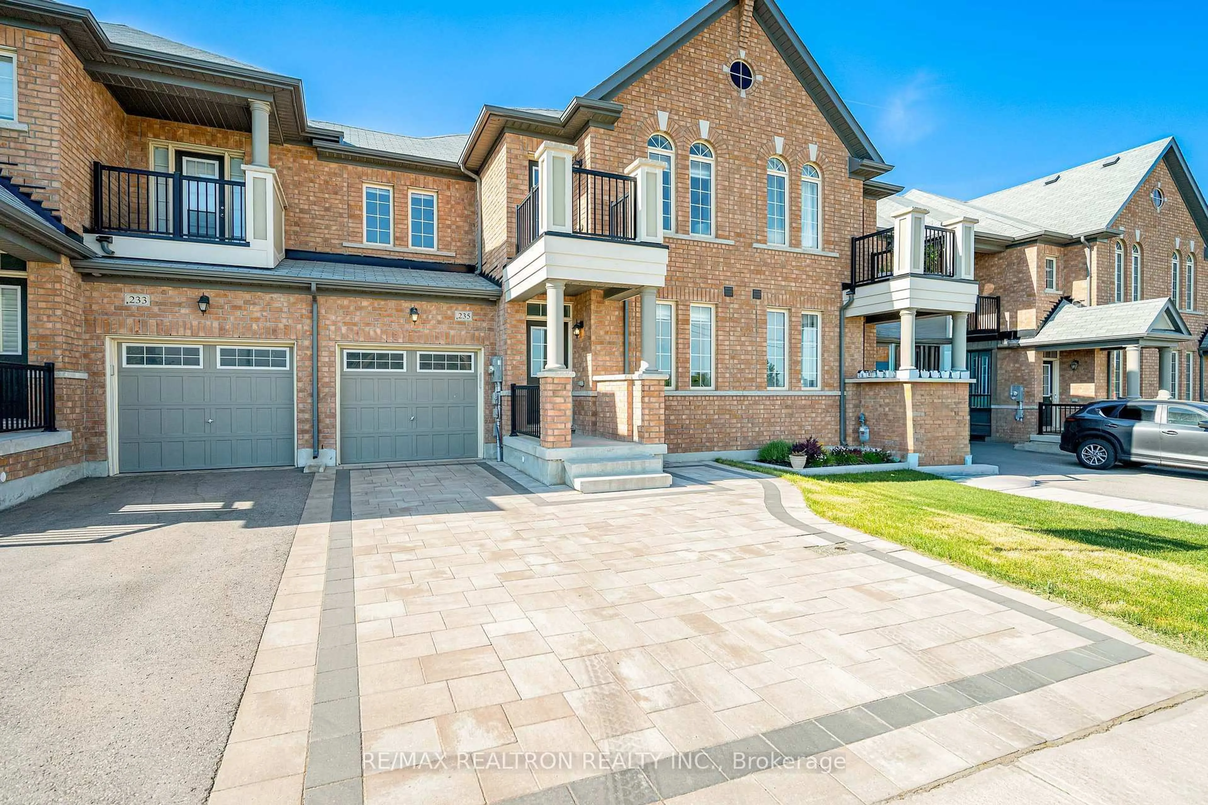 Home with brick exterior material, street for 235 Jim Mortson Dr, East Gwillimbury Ontario L9N 0Z3