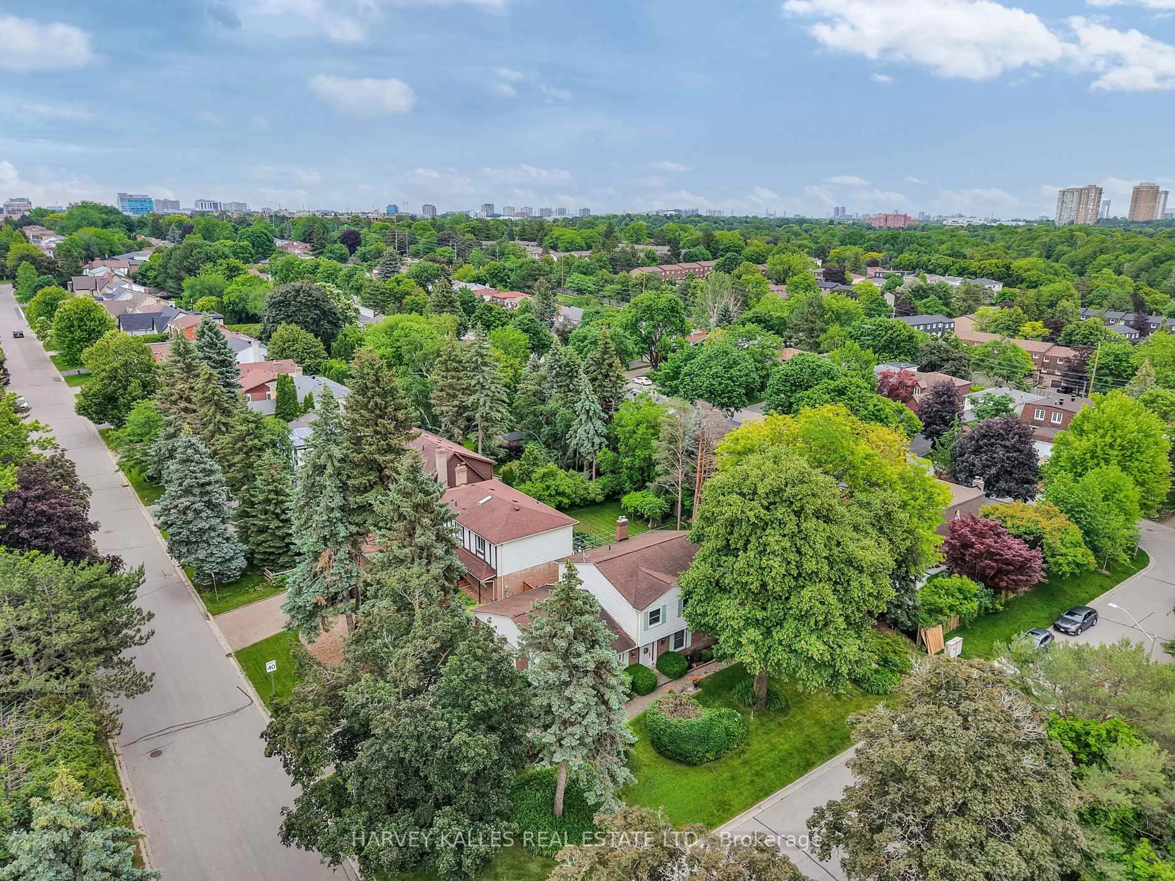 A pic from outside/outdoor area/front of a property/back of a property/a pic from drone, street for 55 Aberfeldy Cres, Markham Ontario L3T 4C3