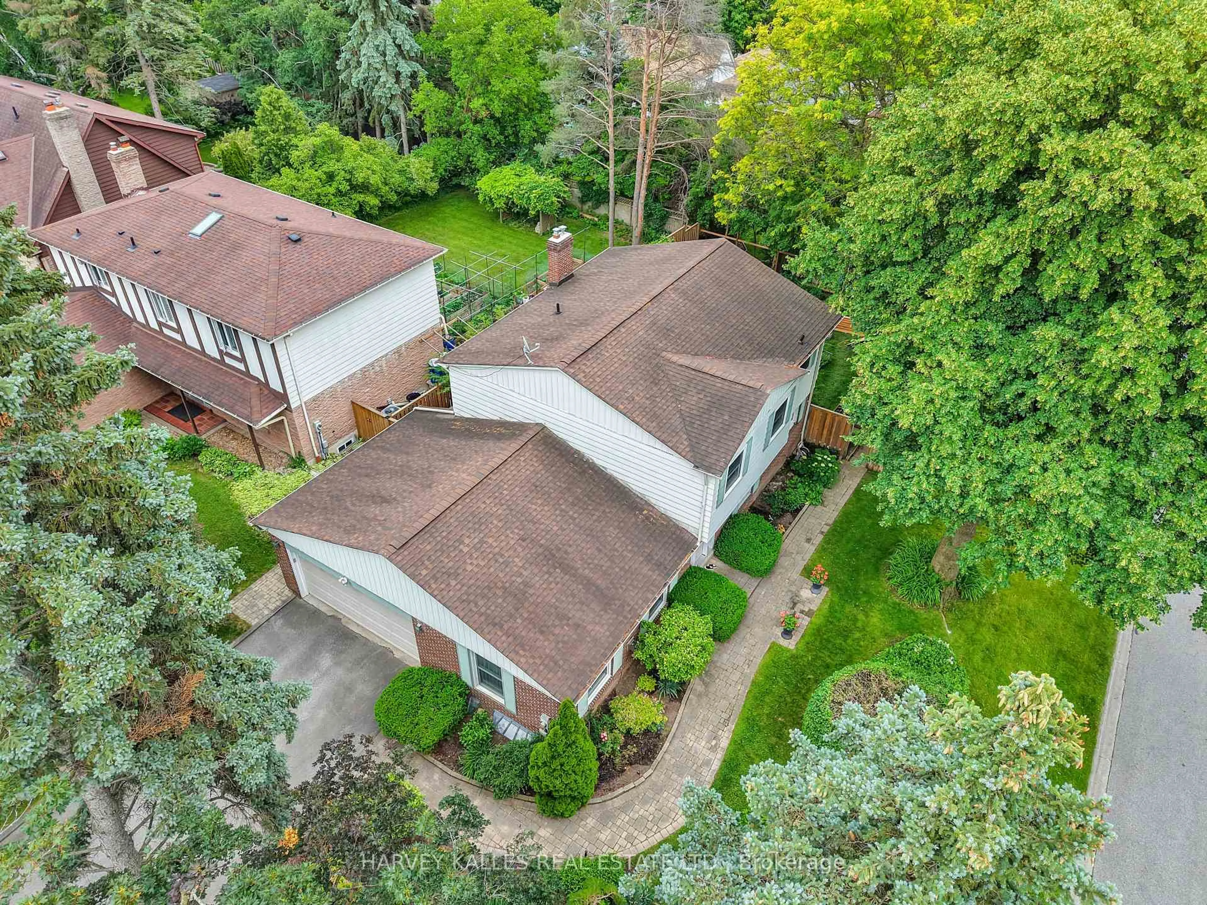 A pic from outside/outdoor area/front of a property/back of a property/a pic from drone, street for 55 Aberfeldy Cres, Markham Ontario L3T 4C3