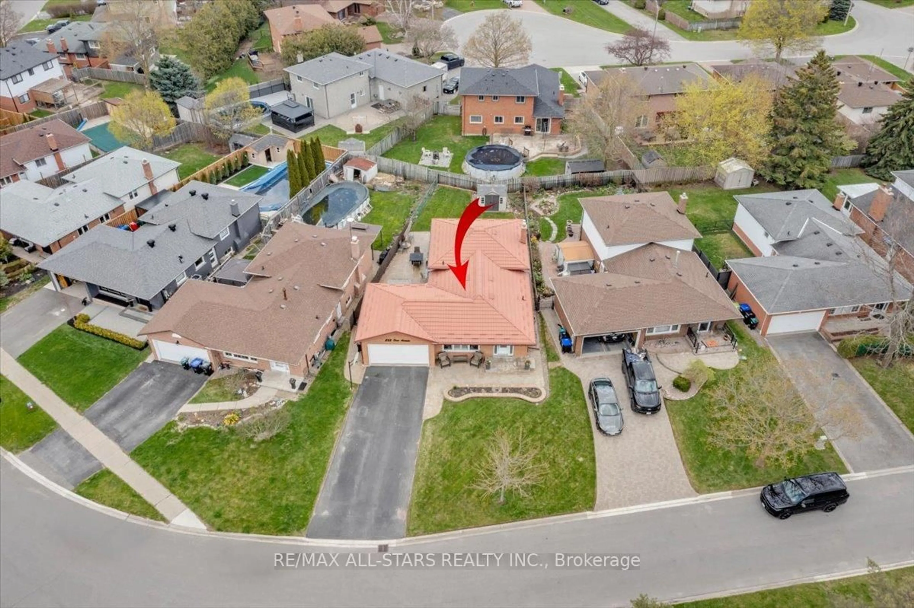 A pic from outside/outdoor area/front of a property/back of a property/a pic from drone, street for 285 Orsi Ave, Bradford West Gwillimbury Ontario L3Z 1B8