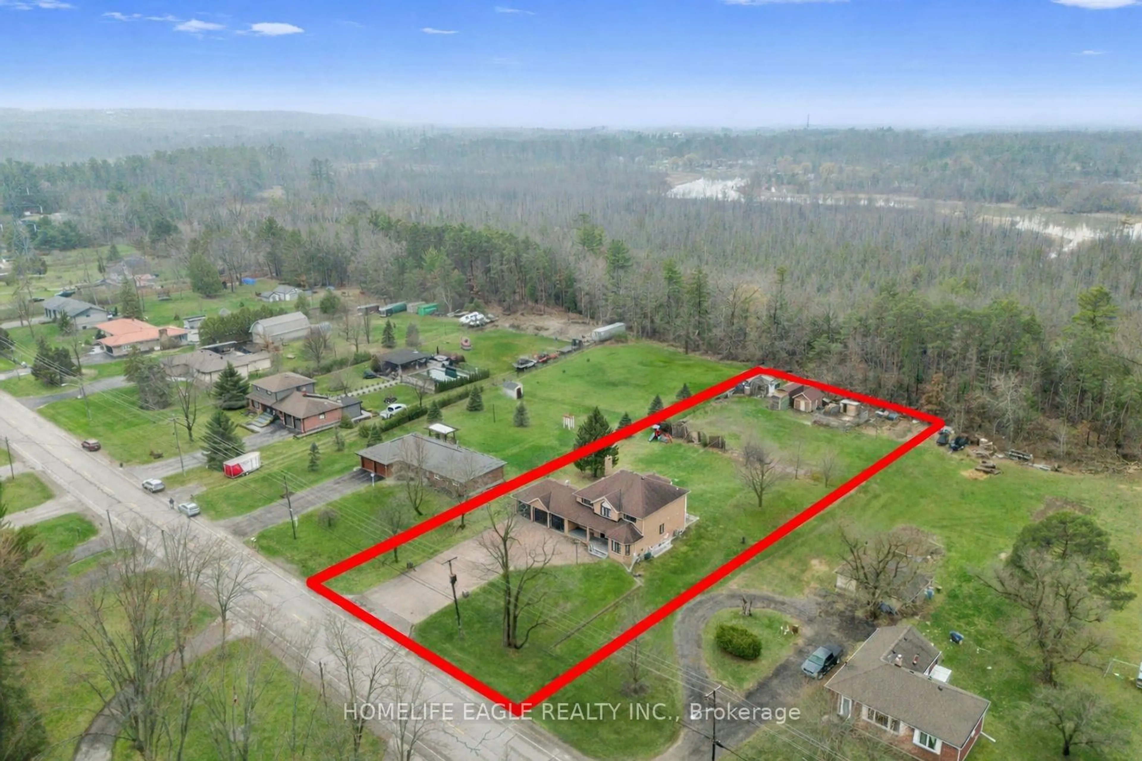 A pic from outside/outdoor area/front of a property/back of a property/a pic from drone, water/lake/river/ocean view for 20286 Yonge St, East Gwillimbury Ontario L9N 1B1
