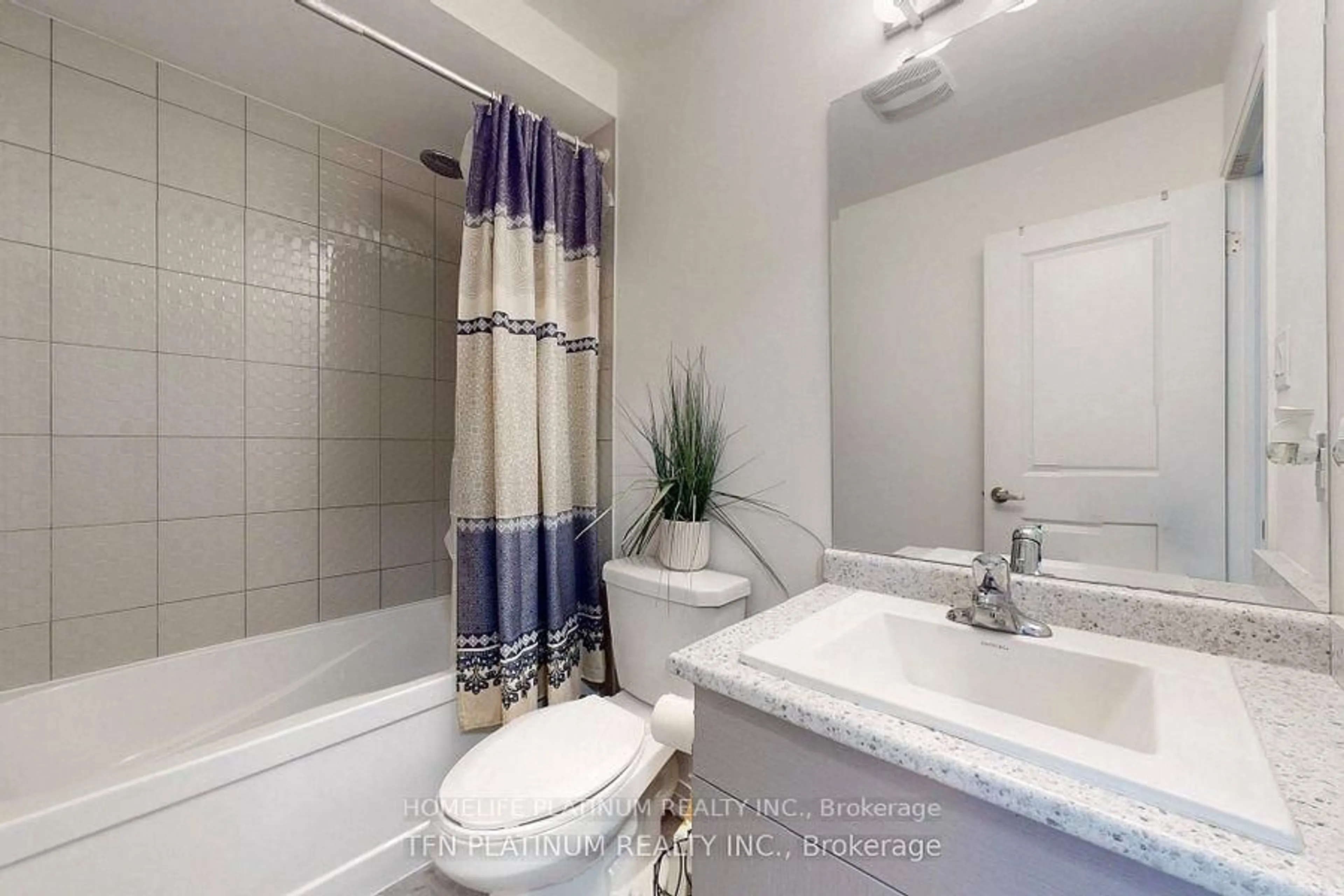 Standard bathroom, ceramic/tile floor for 18 Totten Tr, New Tecumseth Ontario L0G 1W0