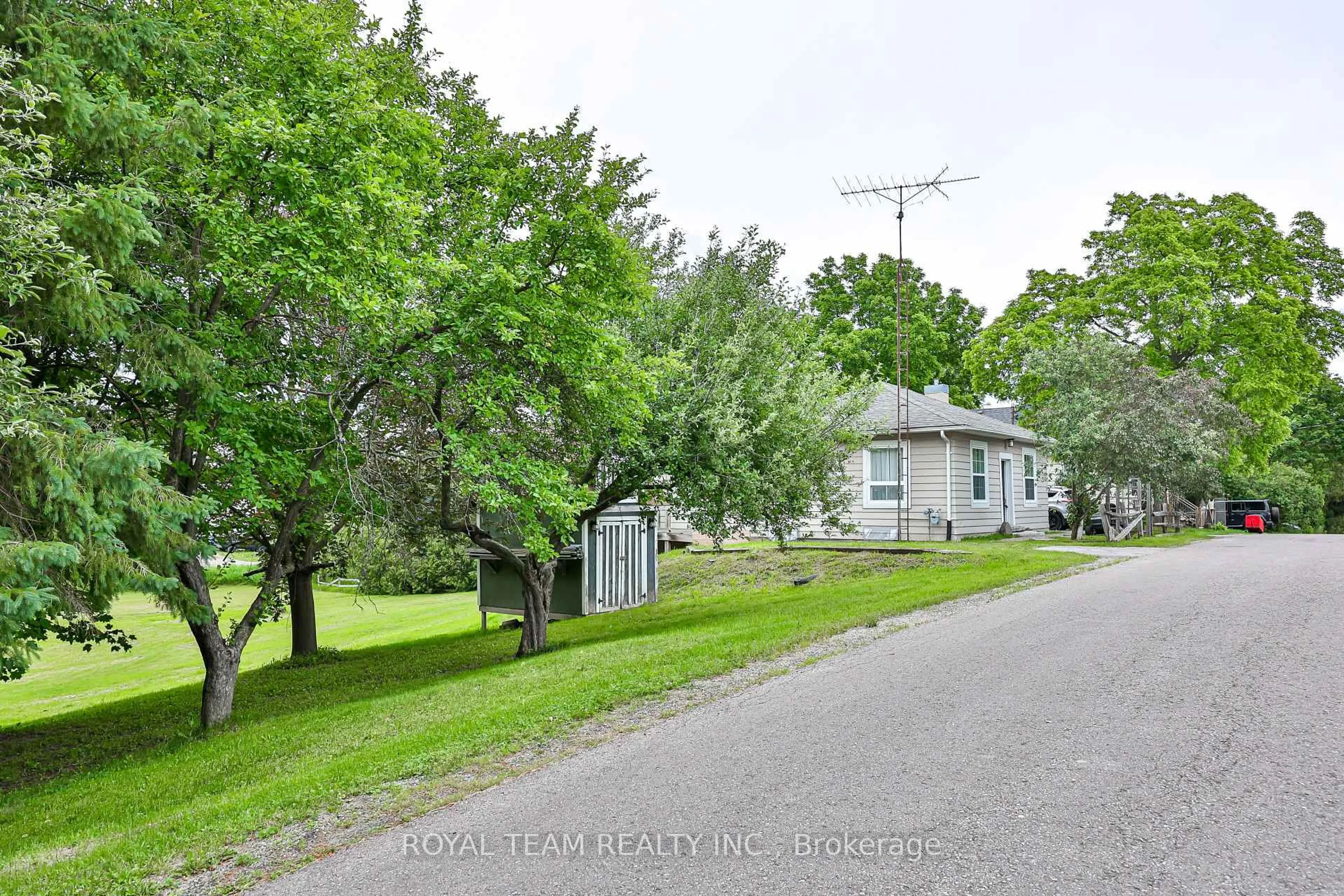 A pic from outside/outdoor area/front of a property/back of a property/a pic from drone, street for 106 Centre St, King Ontario L0G 1T0