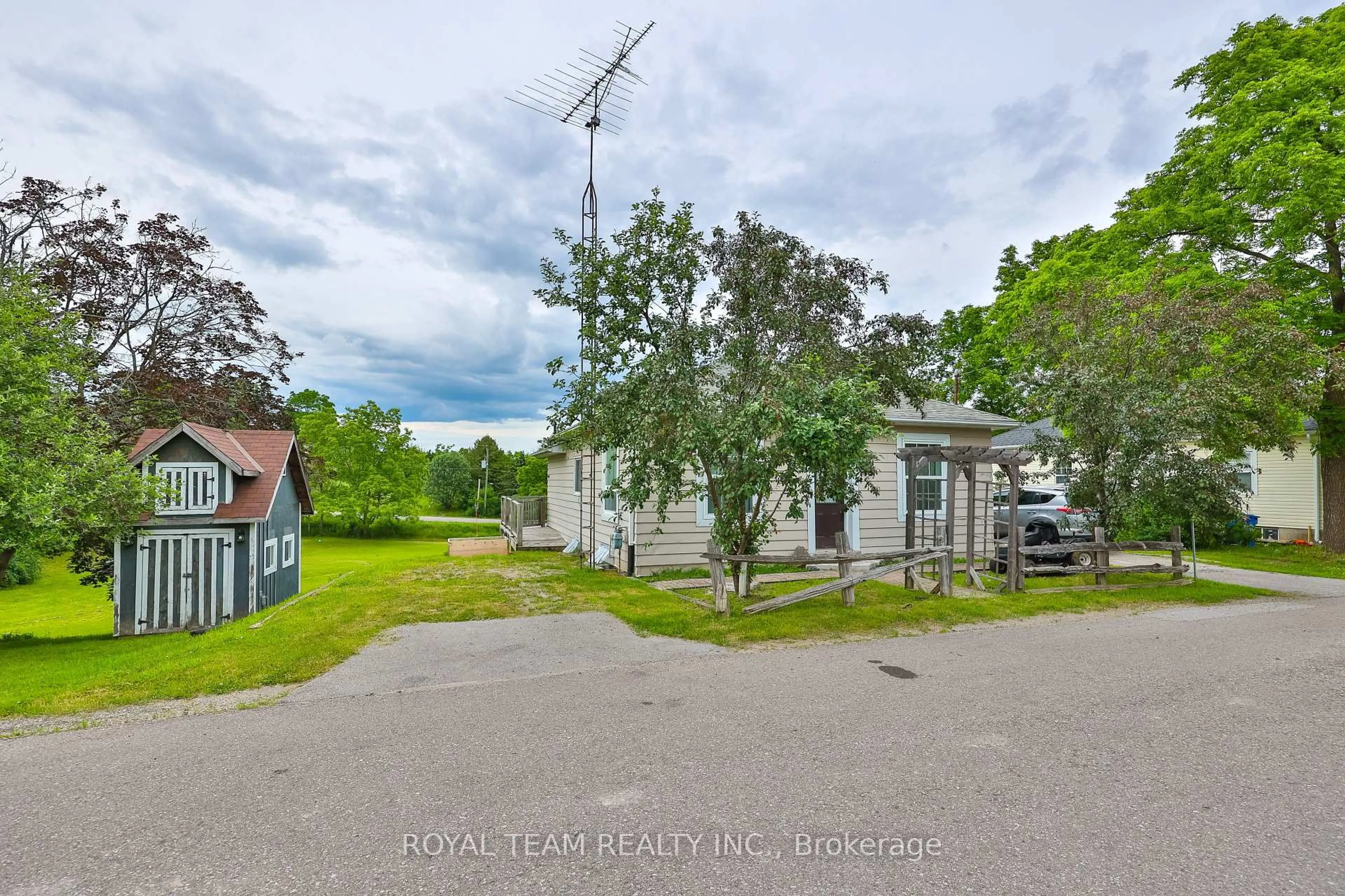 A pic from outside/outdoor area/front of a property/back of a property/a pic from drone, street for 106 Centre St, King Ontario L0G 1T0