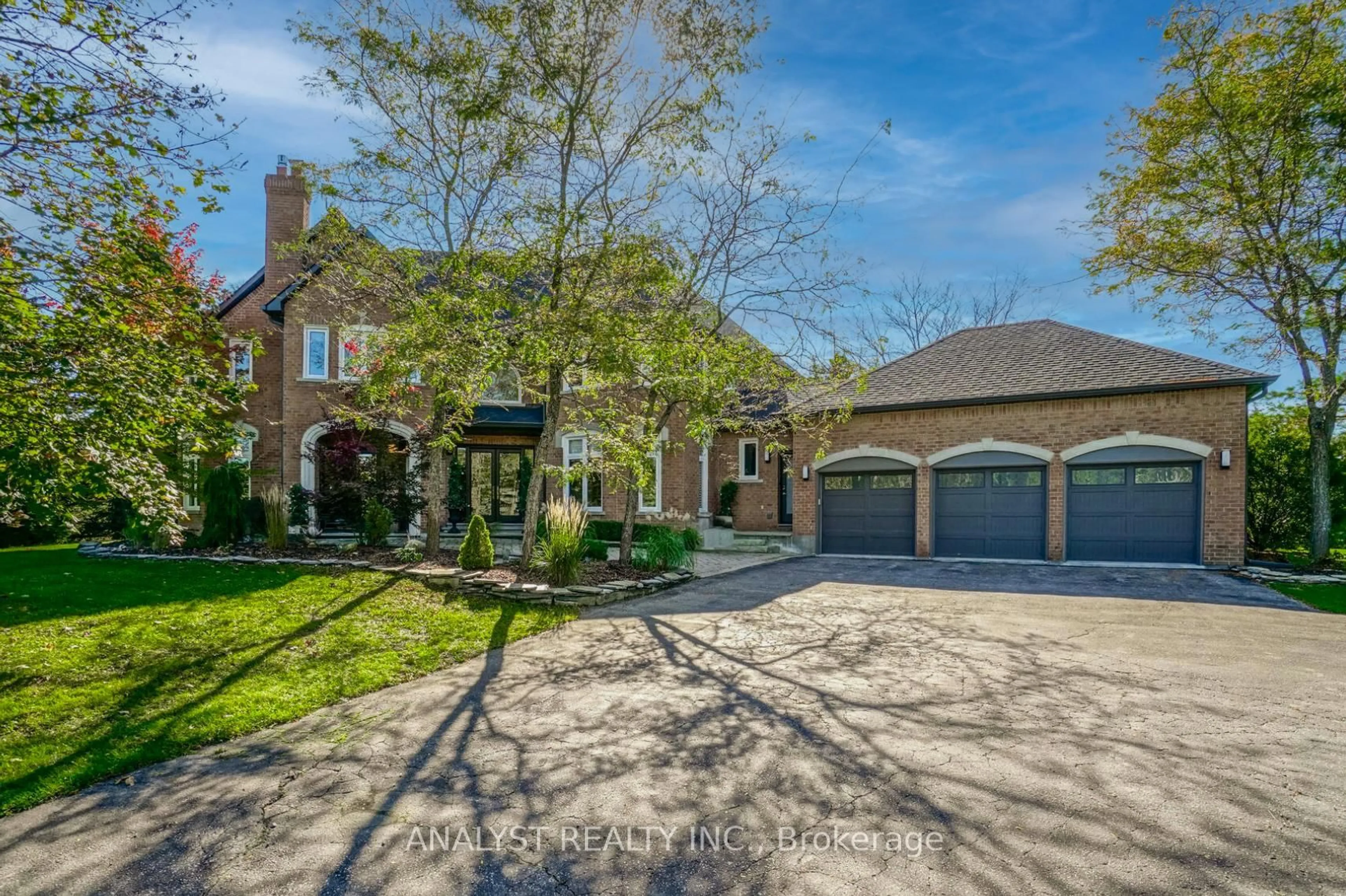 A pic from outside/outdoor area/front of a property/back of a property/a pic from drone, street for 50 Trainor Crt, King Ontario L0G 1N0