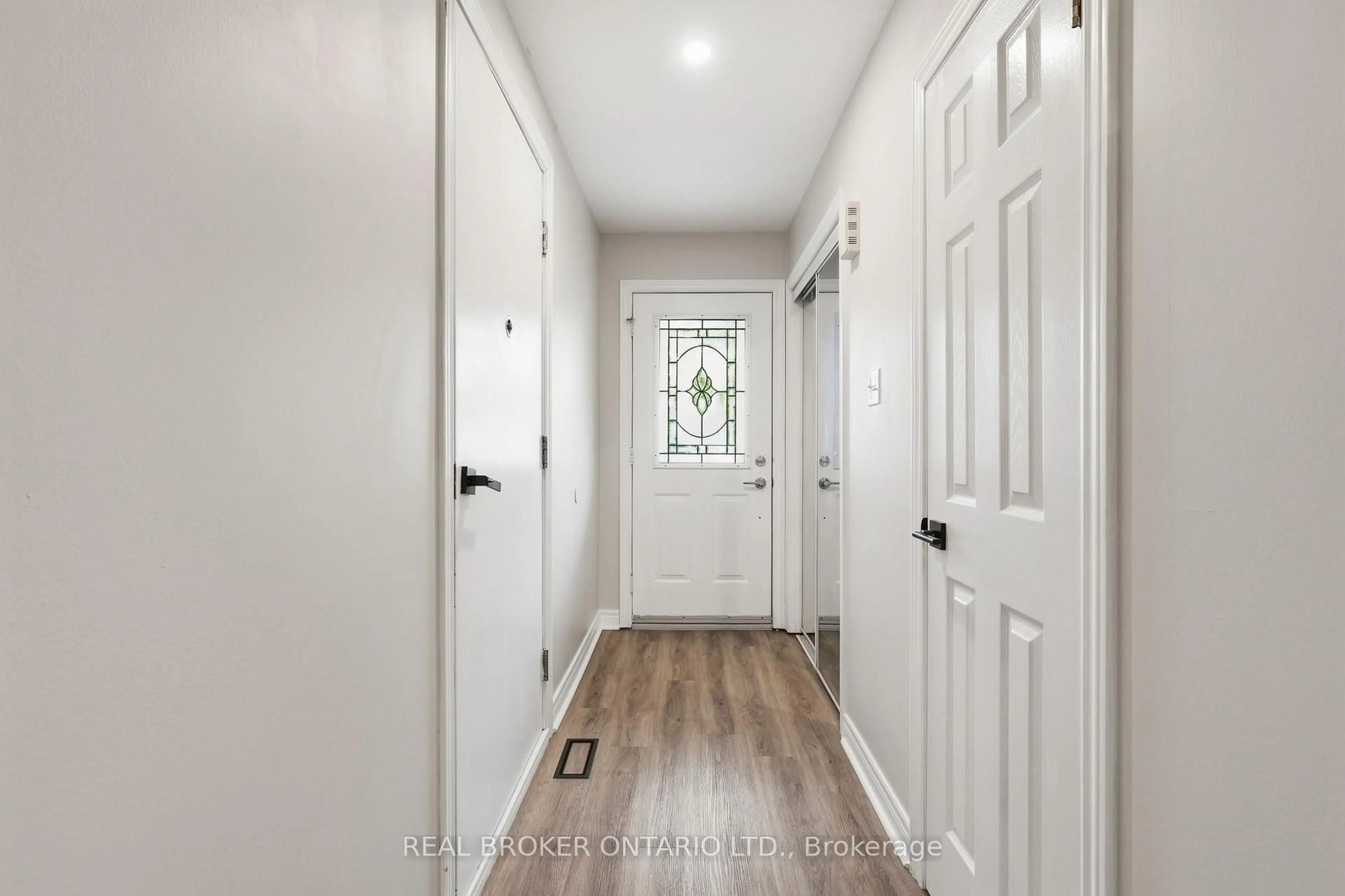 Indoor entryway for 64 Lancaster Crt, Georgina Ontario L4P 3Z9