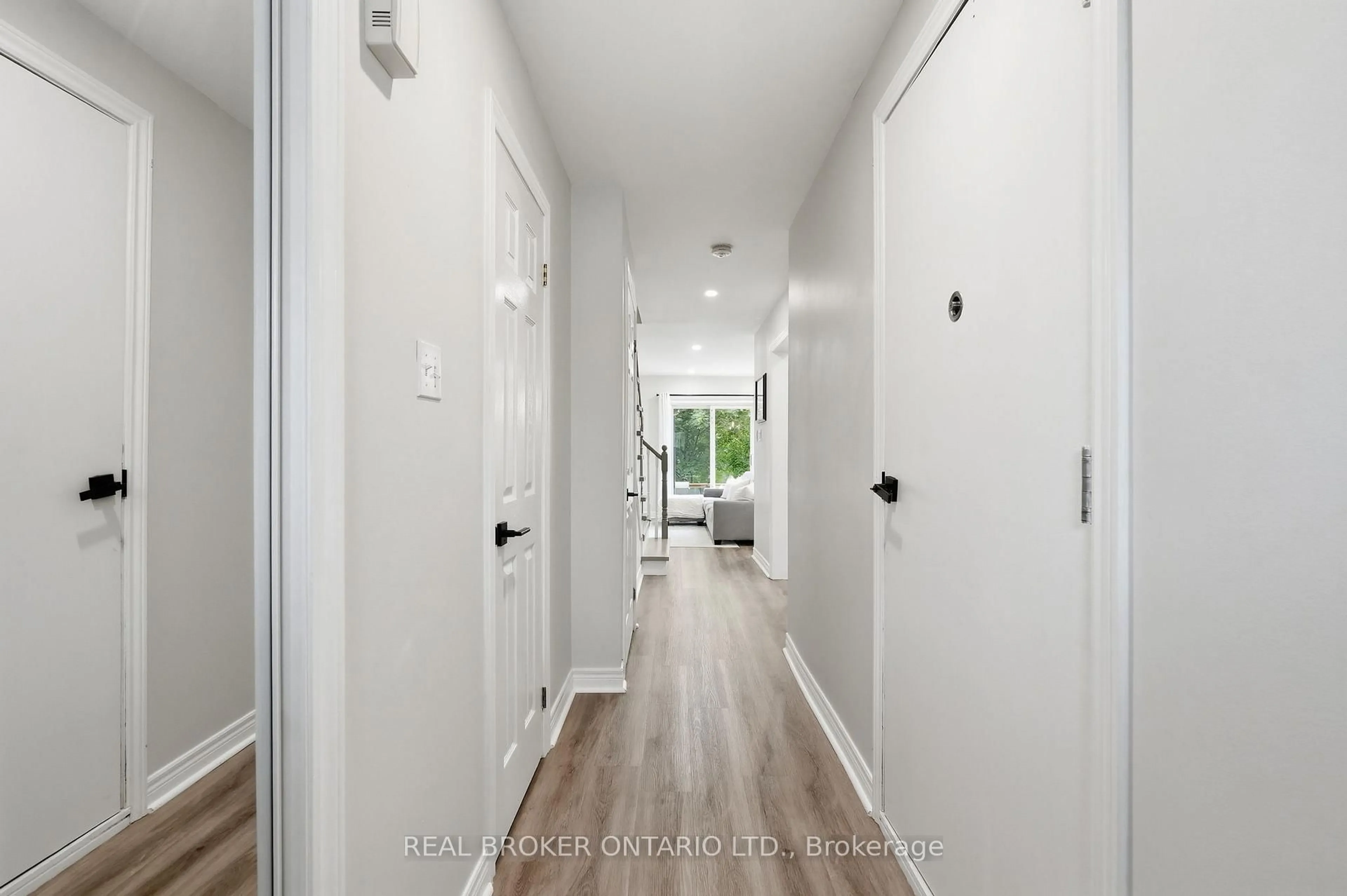 Indoor entryway for 64 Lancaster Crt, Georgina Ontario L4P 3Z9