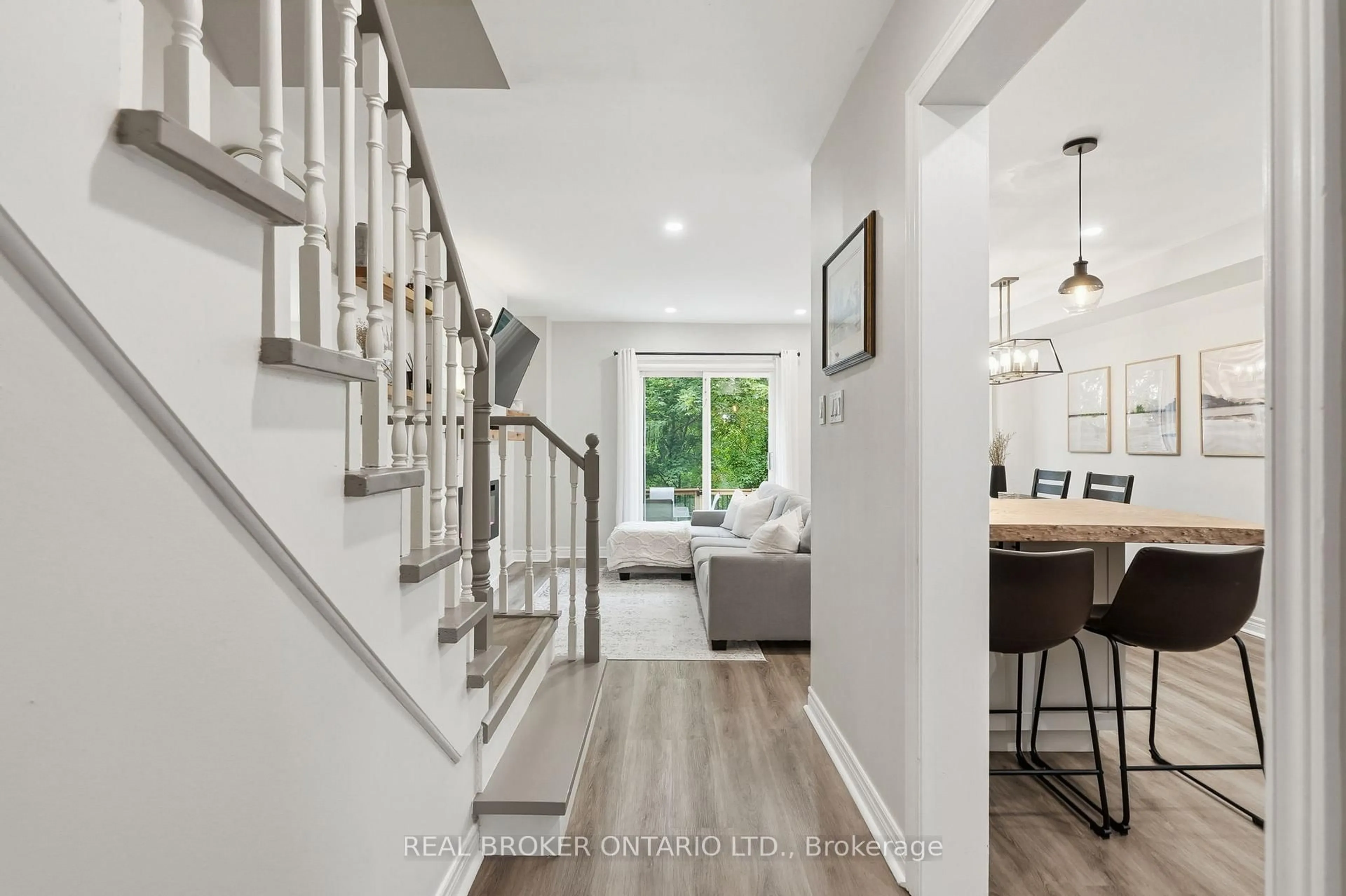 Indoor entryway for 64 Lancaster Crt, Georgina Ontario L4P 3Z9