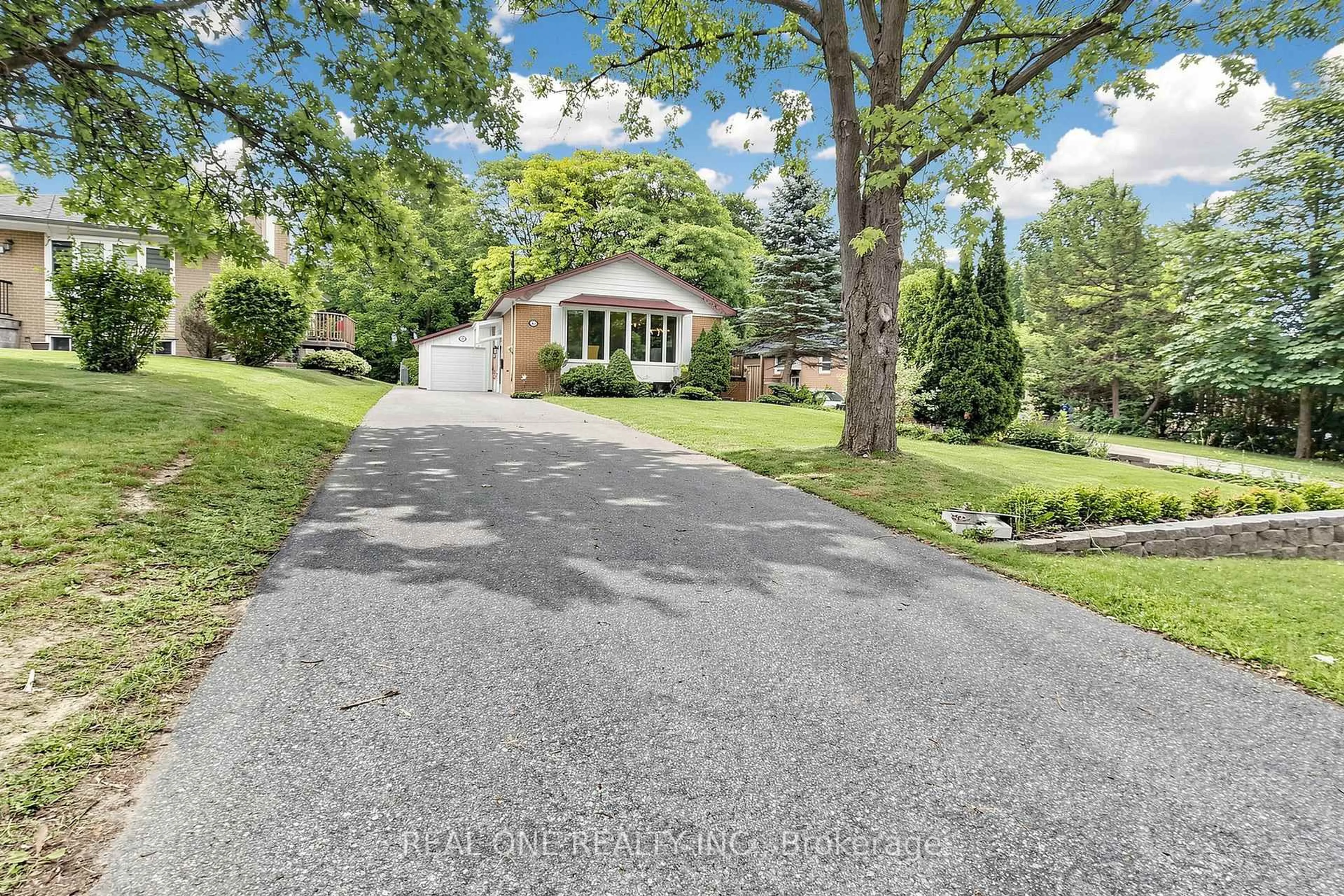 A pic from outside/outdoor area/front of a property/back of a property/a pic from drone, street for 49 Bayview Pkwy, Newmarket Ontario L3Y 3W2
