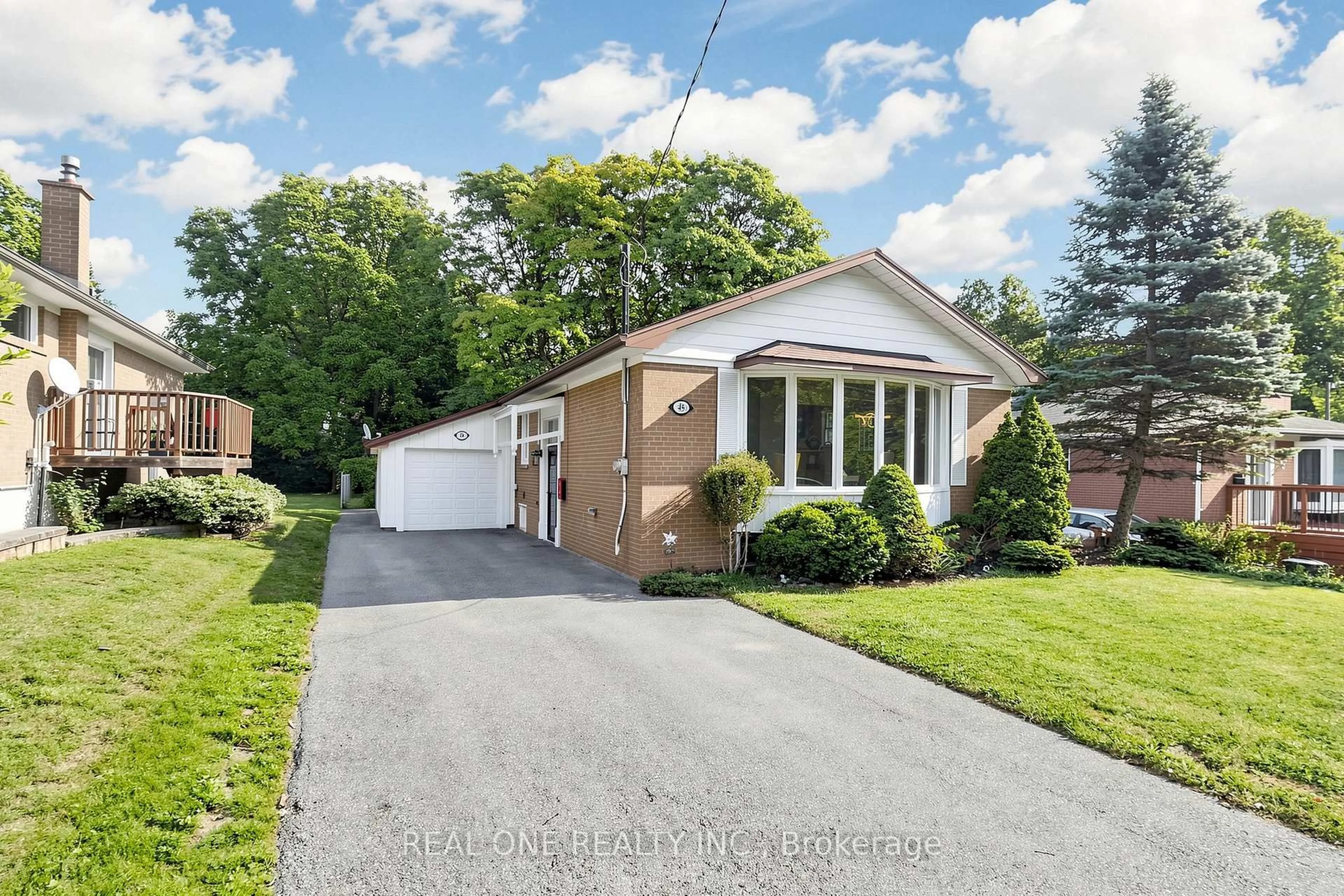 Home with brick exterior material, street for 49 Bayview Pkwy, Newmarket Ontario L3Y 3W2