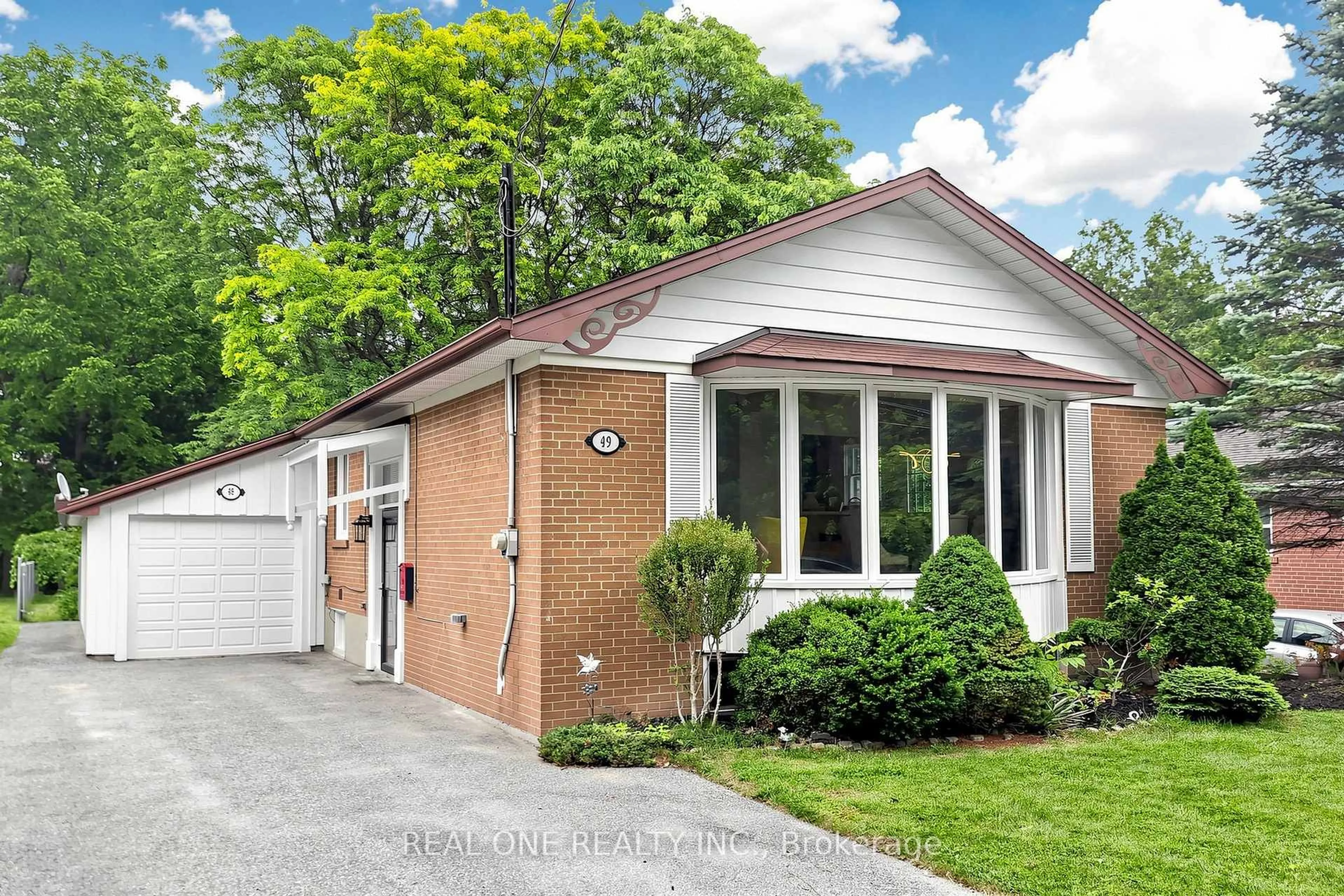Home with brick exterior material, street for 49 Bayview Pkwy, Newmarket Ontario L3Y 3W2