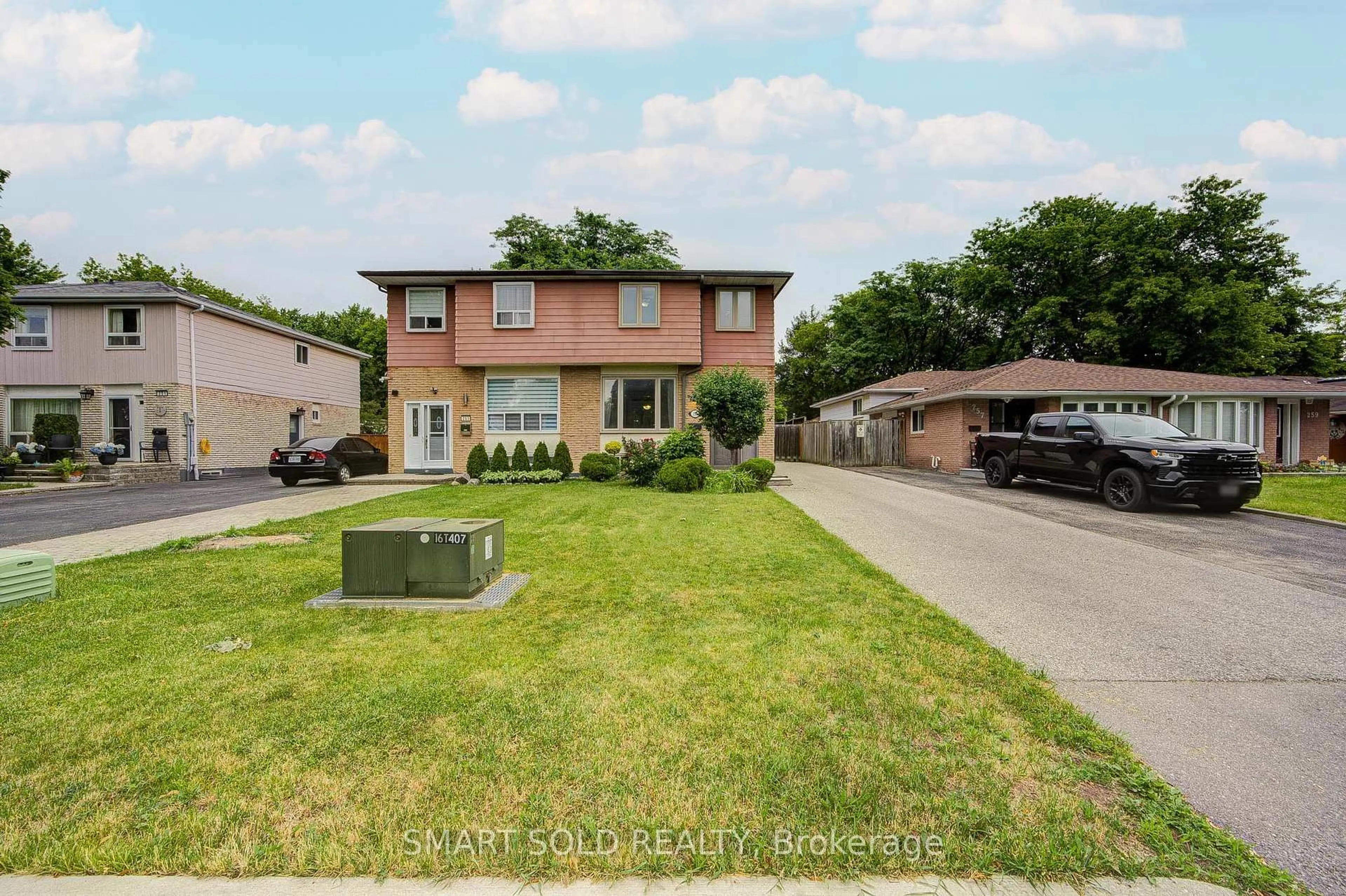 A pic from outside/outdoor area/front of a property/back of a property/a pic from drone, street for 255 Cedar Ave, Richmond Hill Ontario L4C 2B3