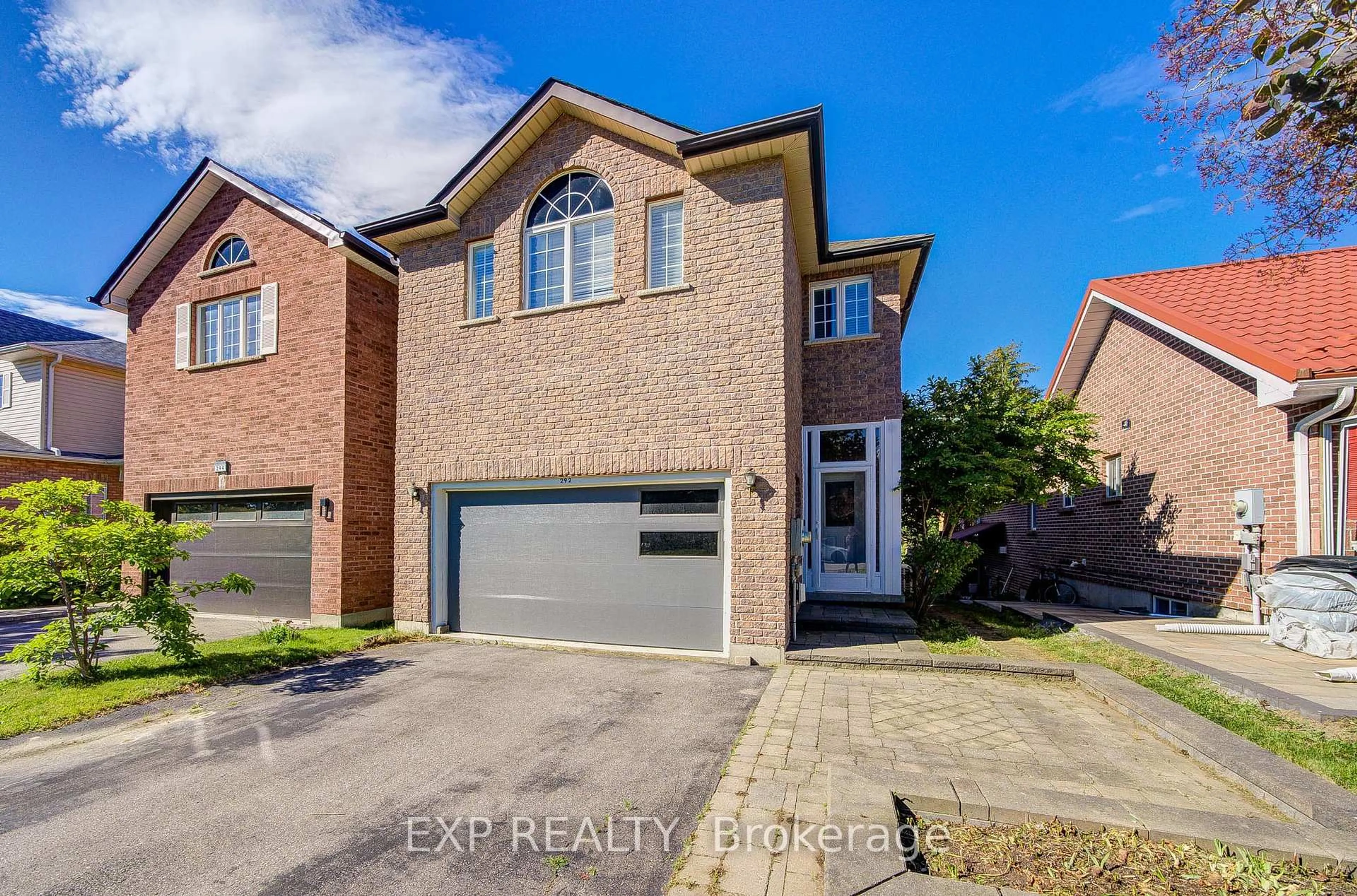Home with brick exterior material, street for 292 Sheridan Crt, Newmarket Ontario L3Y 8P9