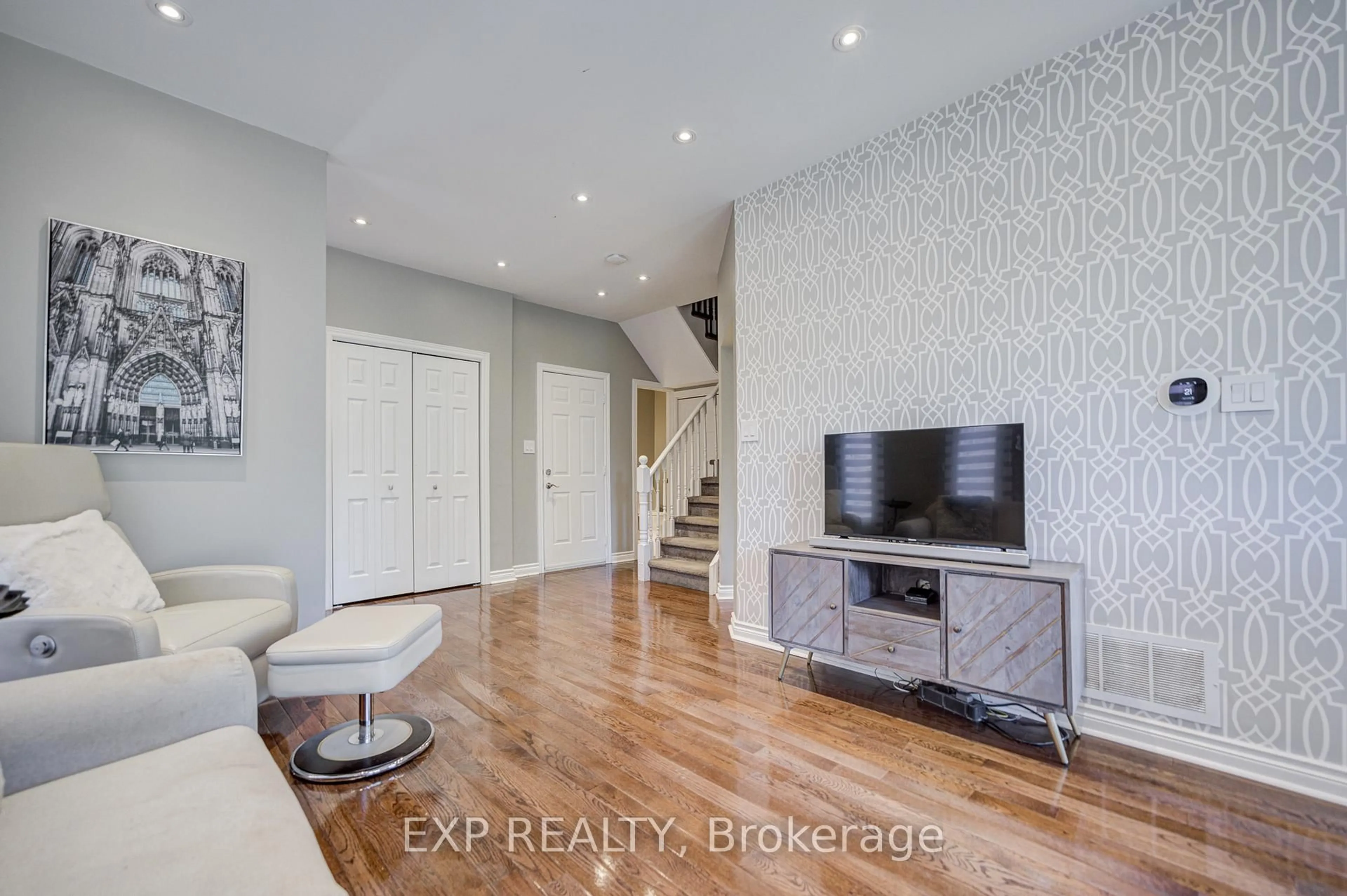 Unknown for 292 Sheridan Crt, Newmarket Ontario L3Y 8P9