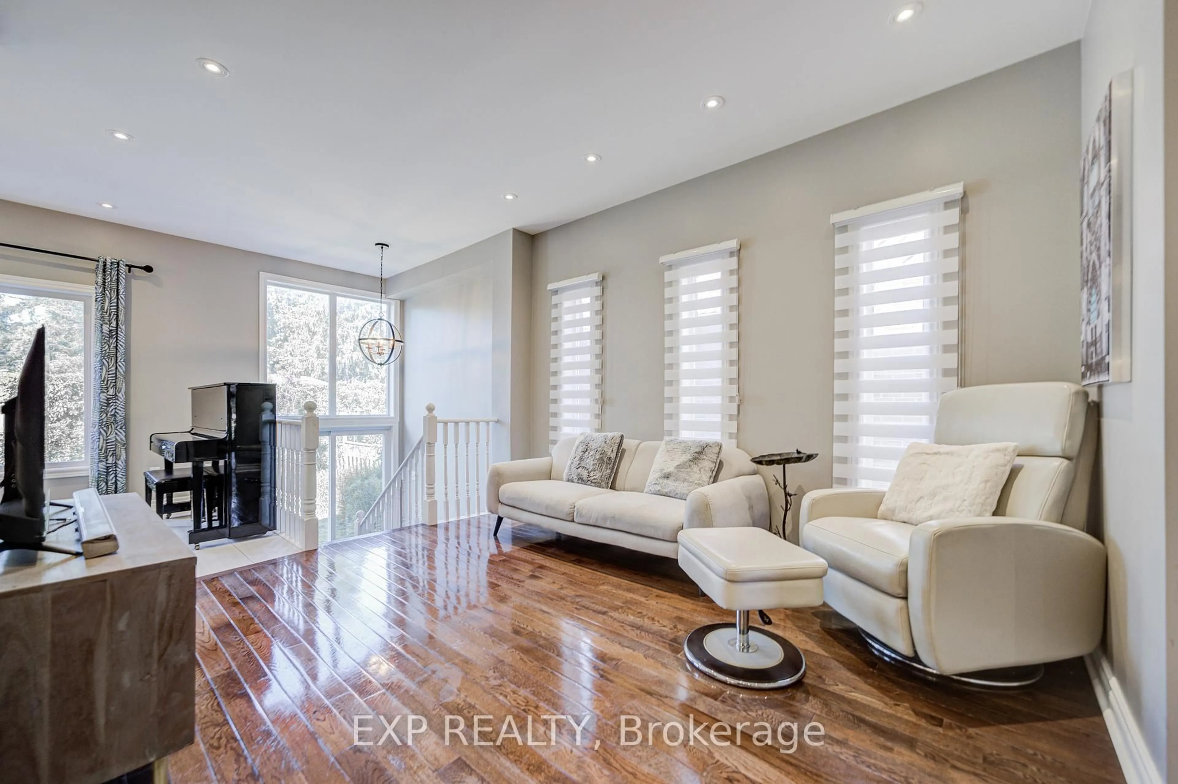 Living room with furniture, unknown for 292 Sheridan Crt, Newmarket Ontario L3Y 8P9
