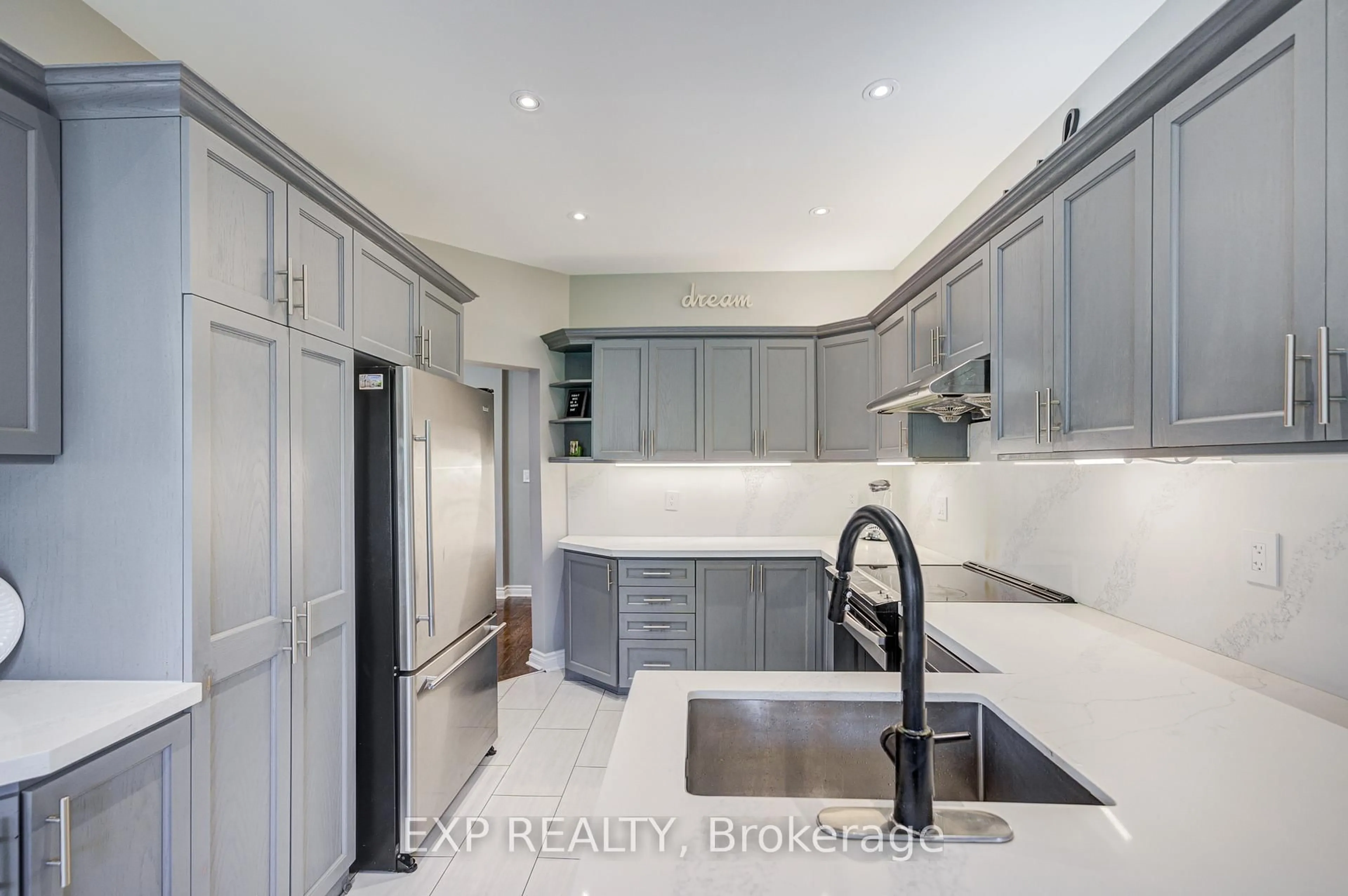 Contemporary kitchen, ceramic/tile floor for 292 Sheridan Crt, Newmarket Ontario L3Y 8P9