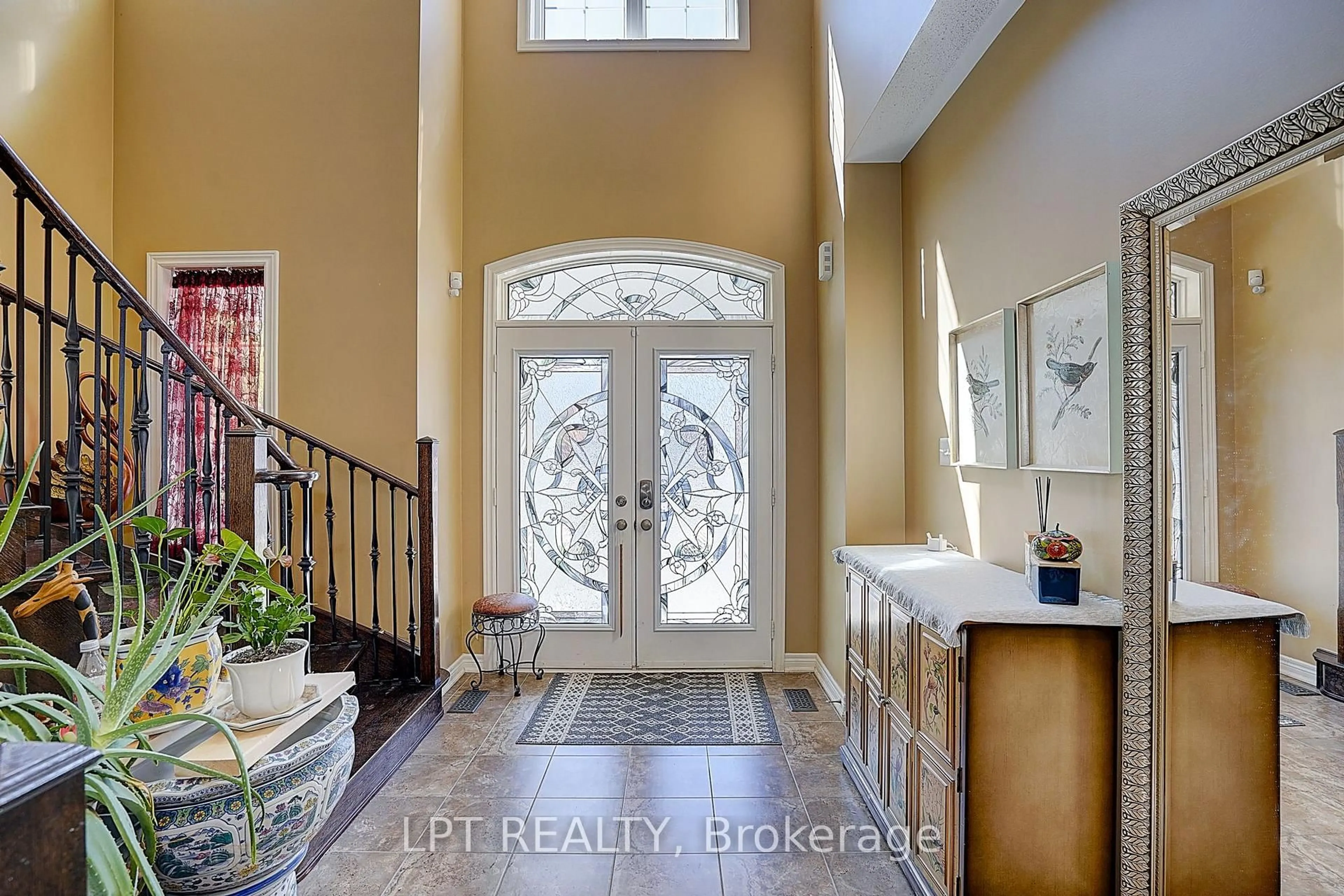 Indoor entryway for 1168 McTavish Dr, Newmarket Ontario L3X 0A7