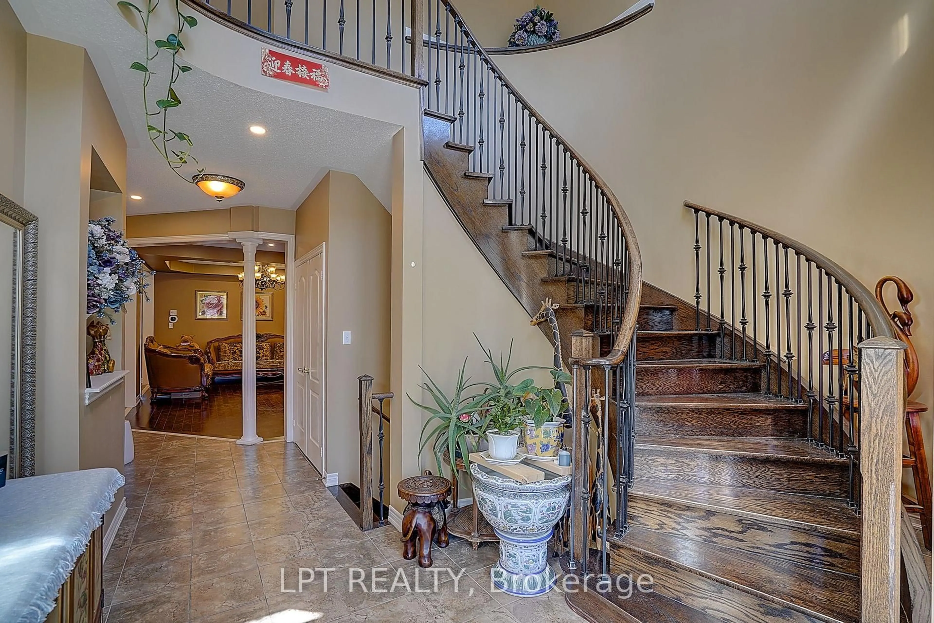Indoor entryway for 1168 McTavish Dr, Newmarket Ontario L3X 0A7