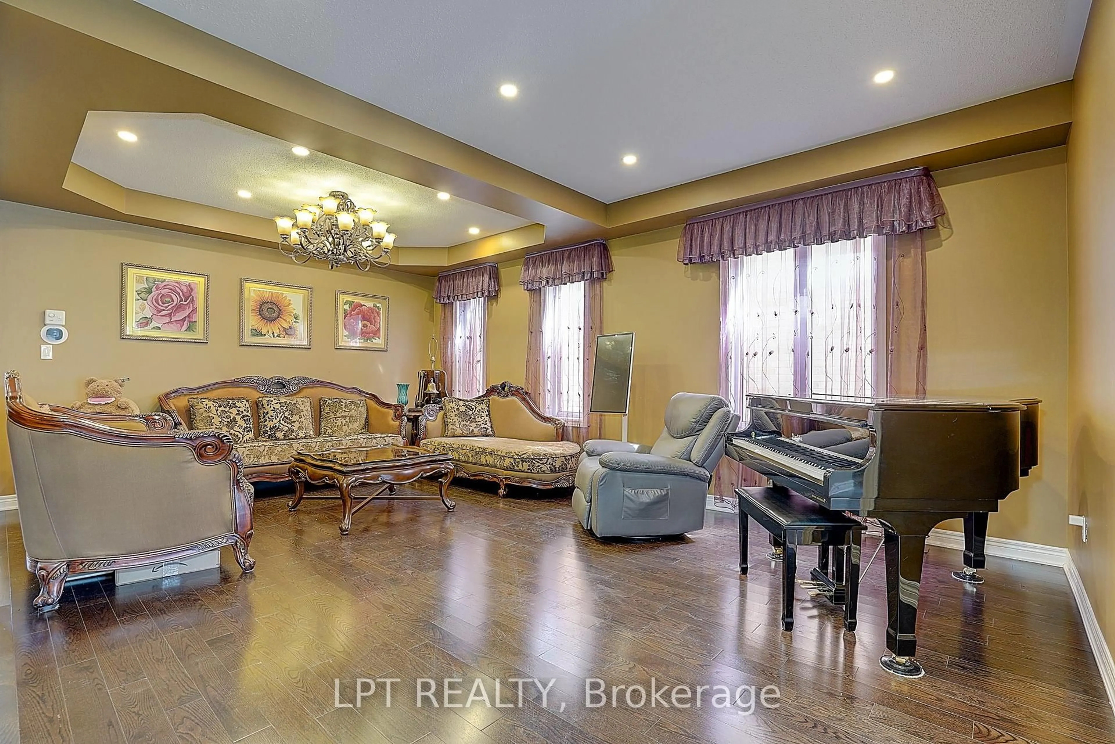 Living room with furniture, unknown for 1168 McTavish Dr, Newmarket Ontario L3X 0A7