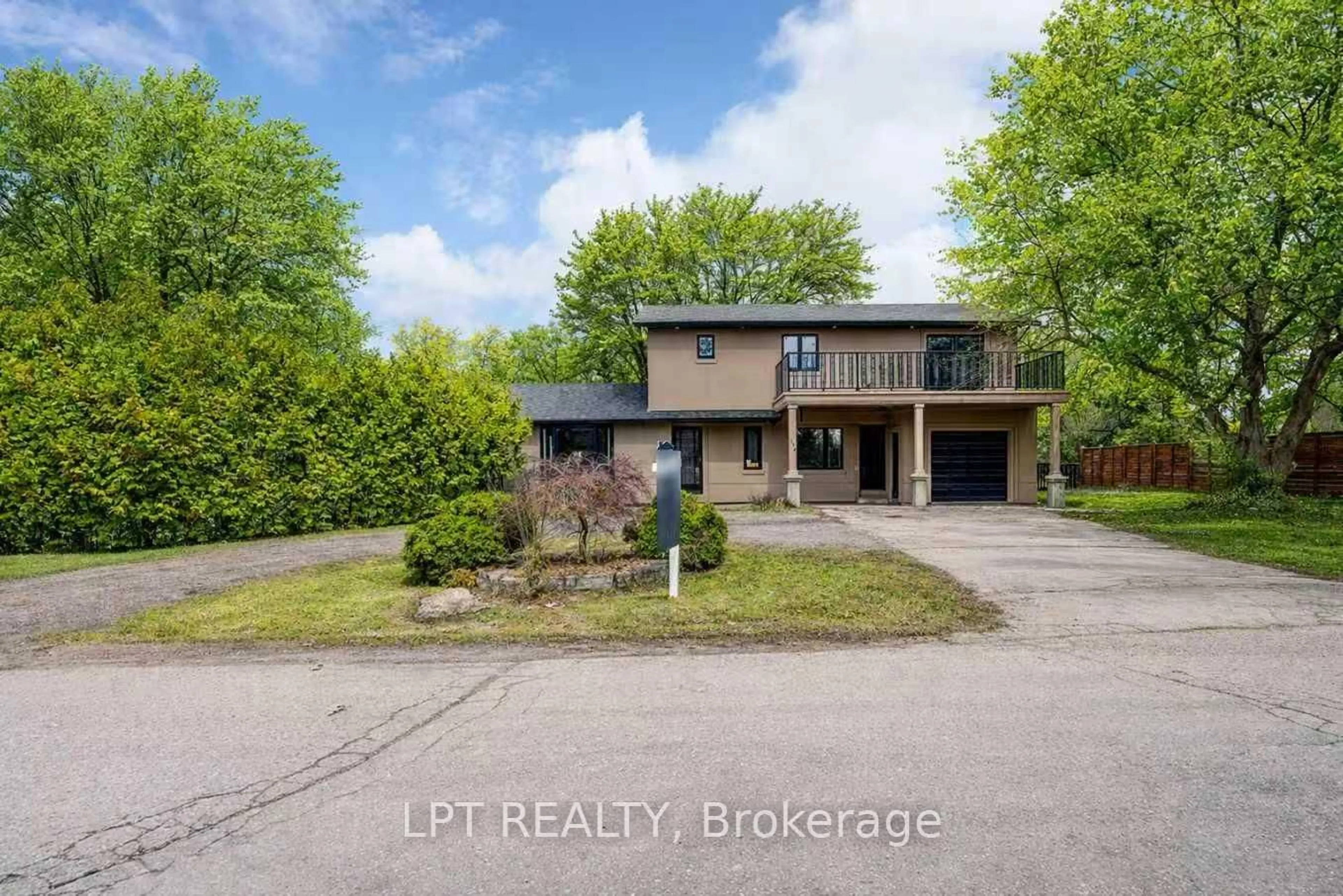 A pic from outside/outdoor area/front of a property/back of a property/a pic from drone, street for 194 South Channel Dr, Georgina Ontario L4P 2N3