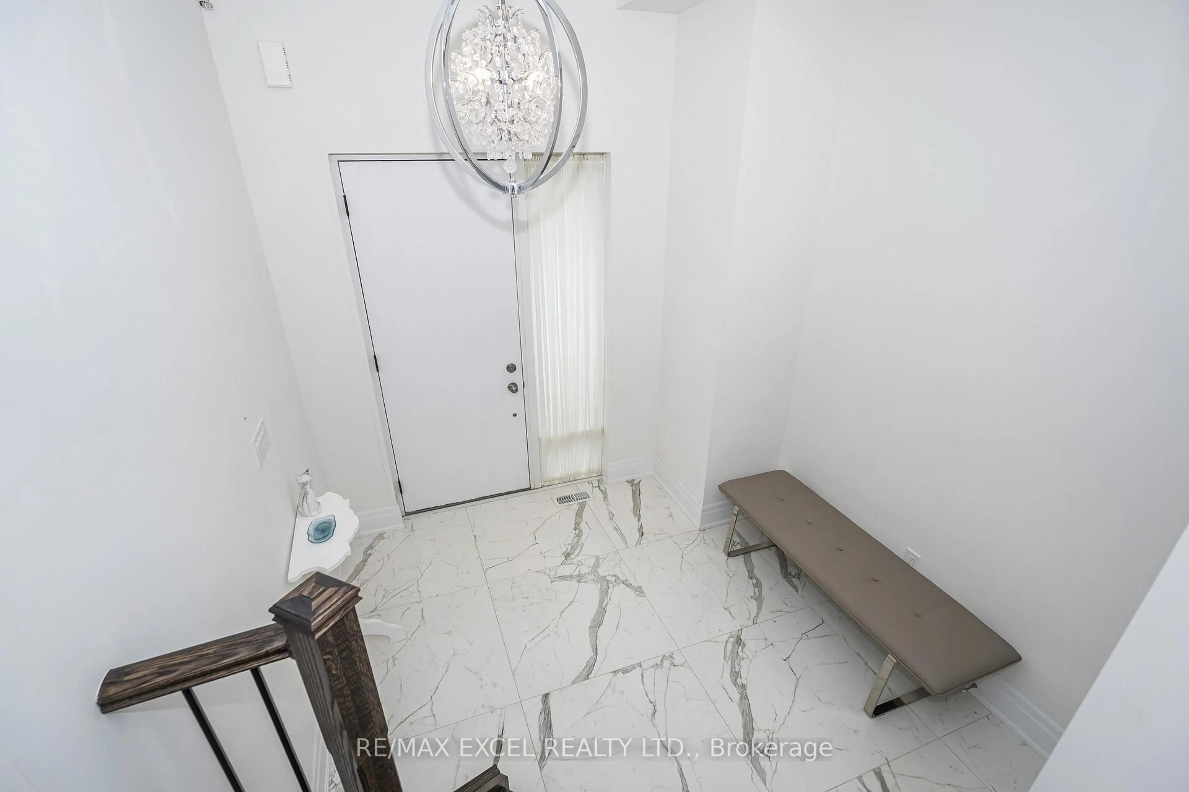Indoor entryway for 42 Aylin Cres, Vaughan Ontario L6A 4Z8
