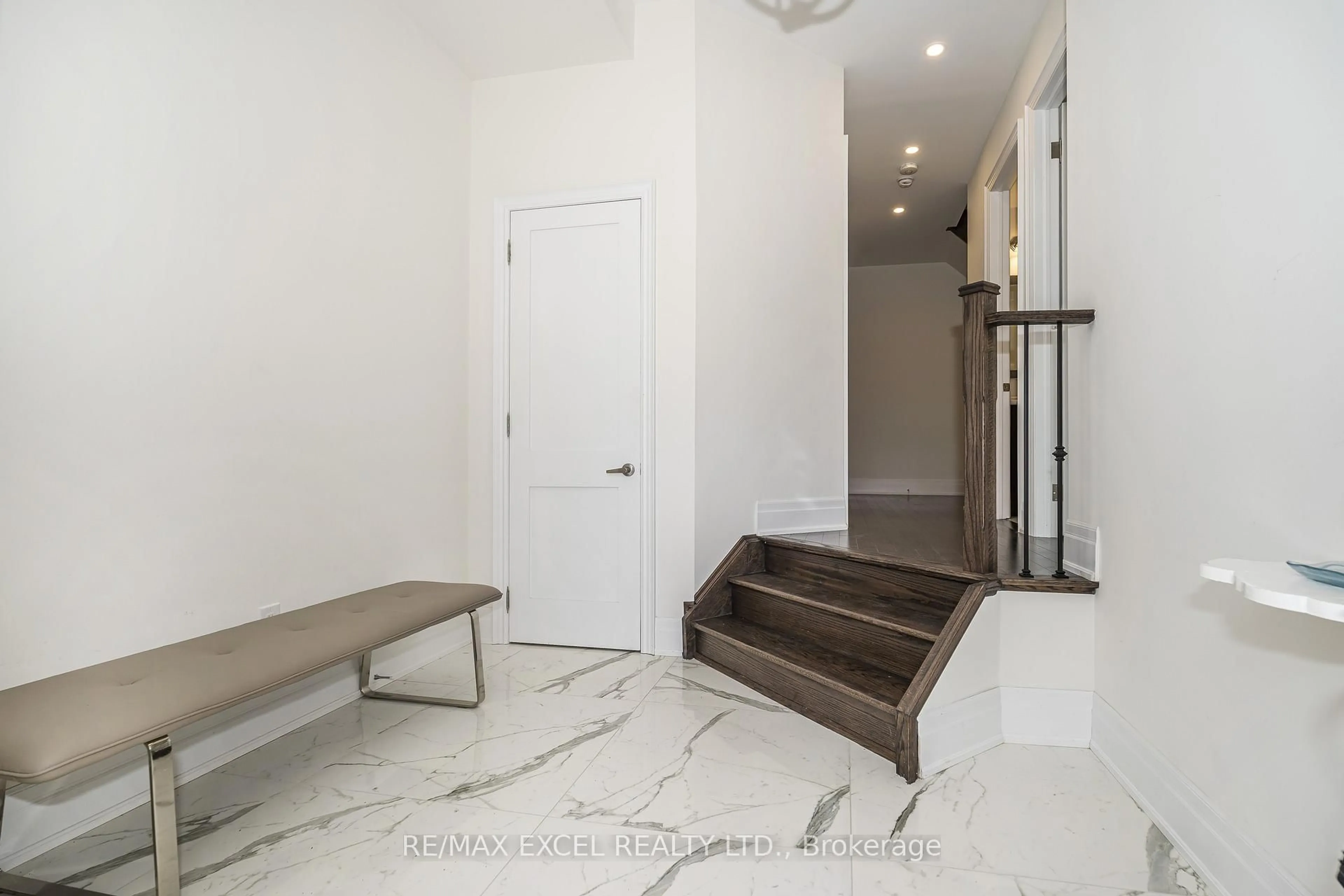 Indoor entryway for 42 Aylin Cres, Vaughan Ontario L6A 4Z8