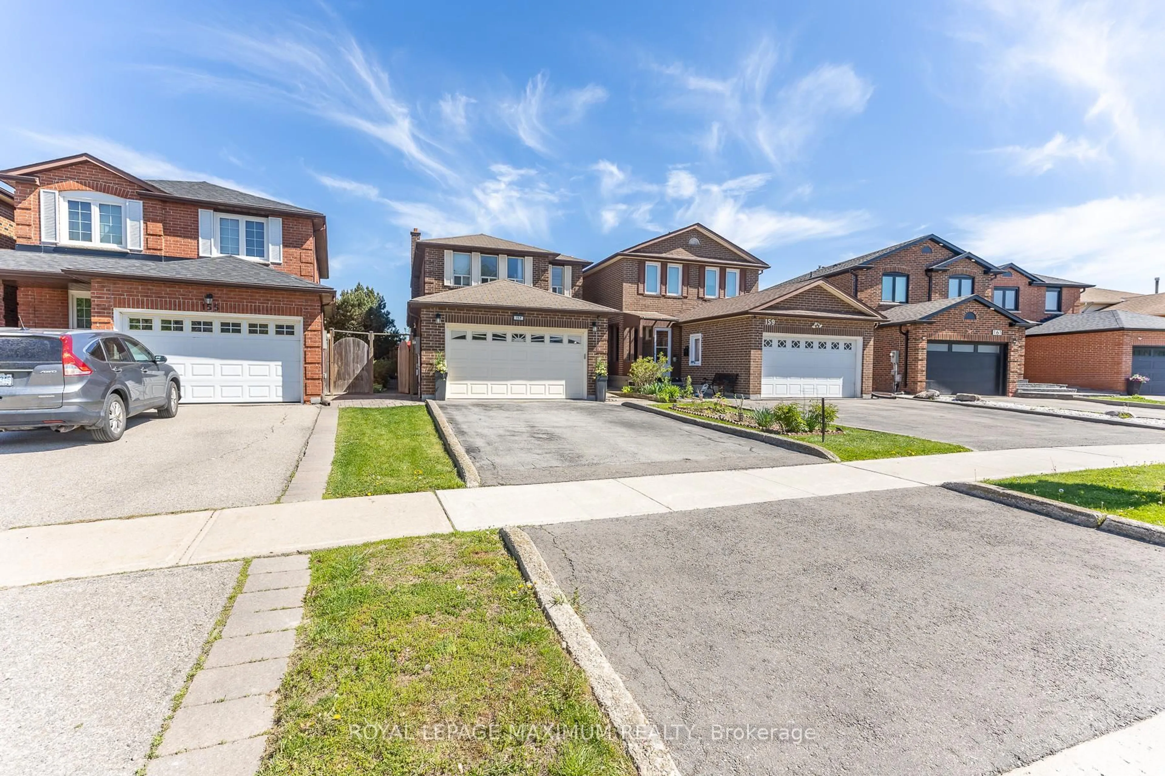 A pic from outside/outdoor area/front of a property/back of a property/a pic from drone, street for 157 Misty Meadow Dr, Vaughan Ontario L4L 3V6