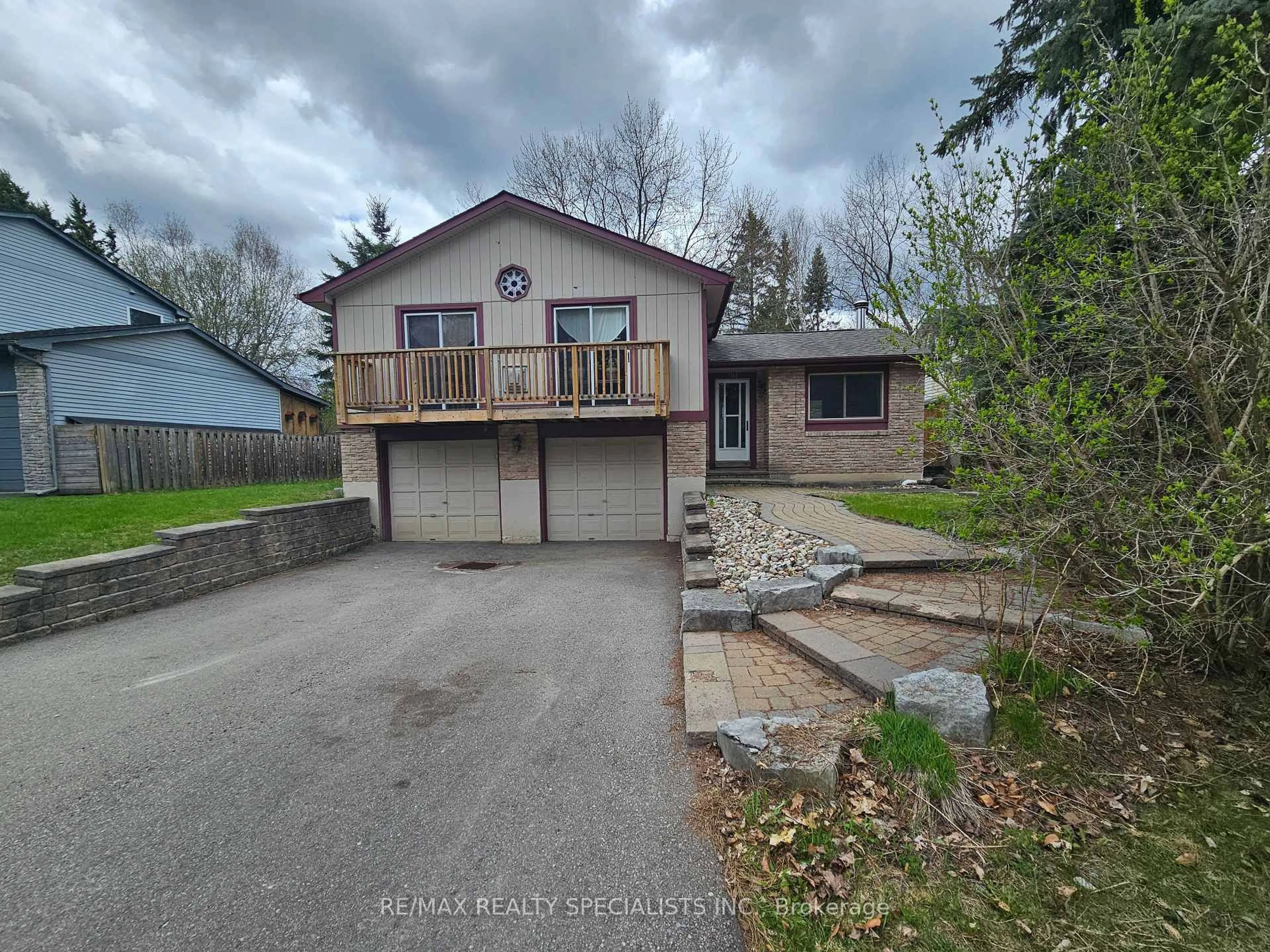 A pic from outside/outdoor area/front of a property/back of a property/a pic from drone, street for 914 JANETTE St, Newmarket Ontario L3Y 5K2