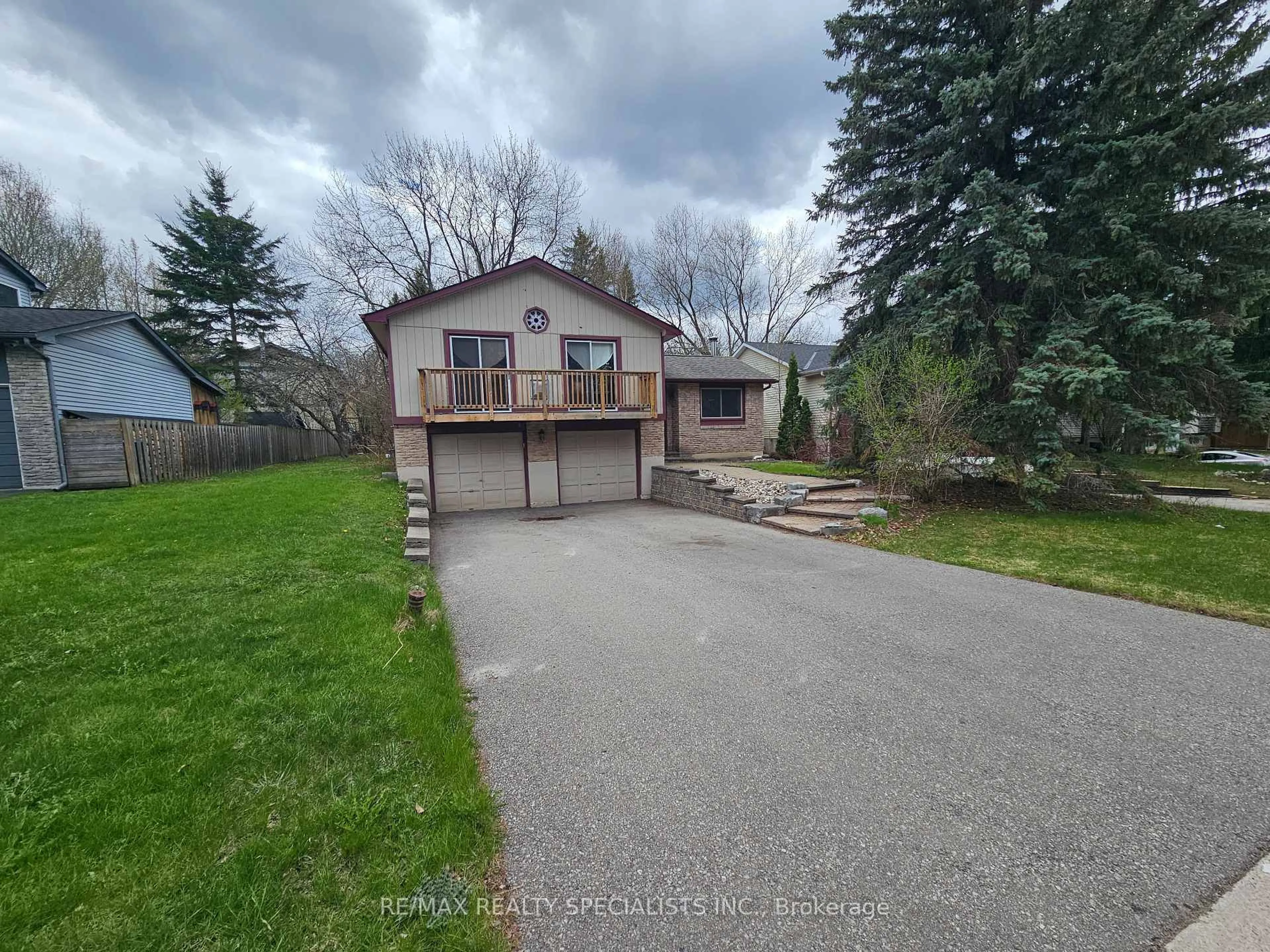 A pic from outside/outdoor area/front of a property/back of a property/a pic from drone, street for 914 JANETTE St, Newmarket Ontario L3Y 5K2