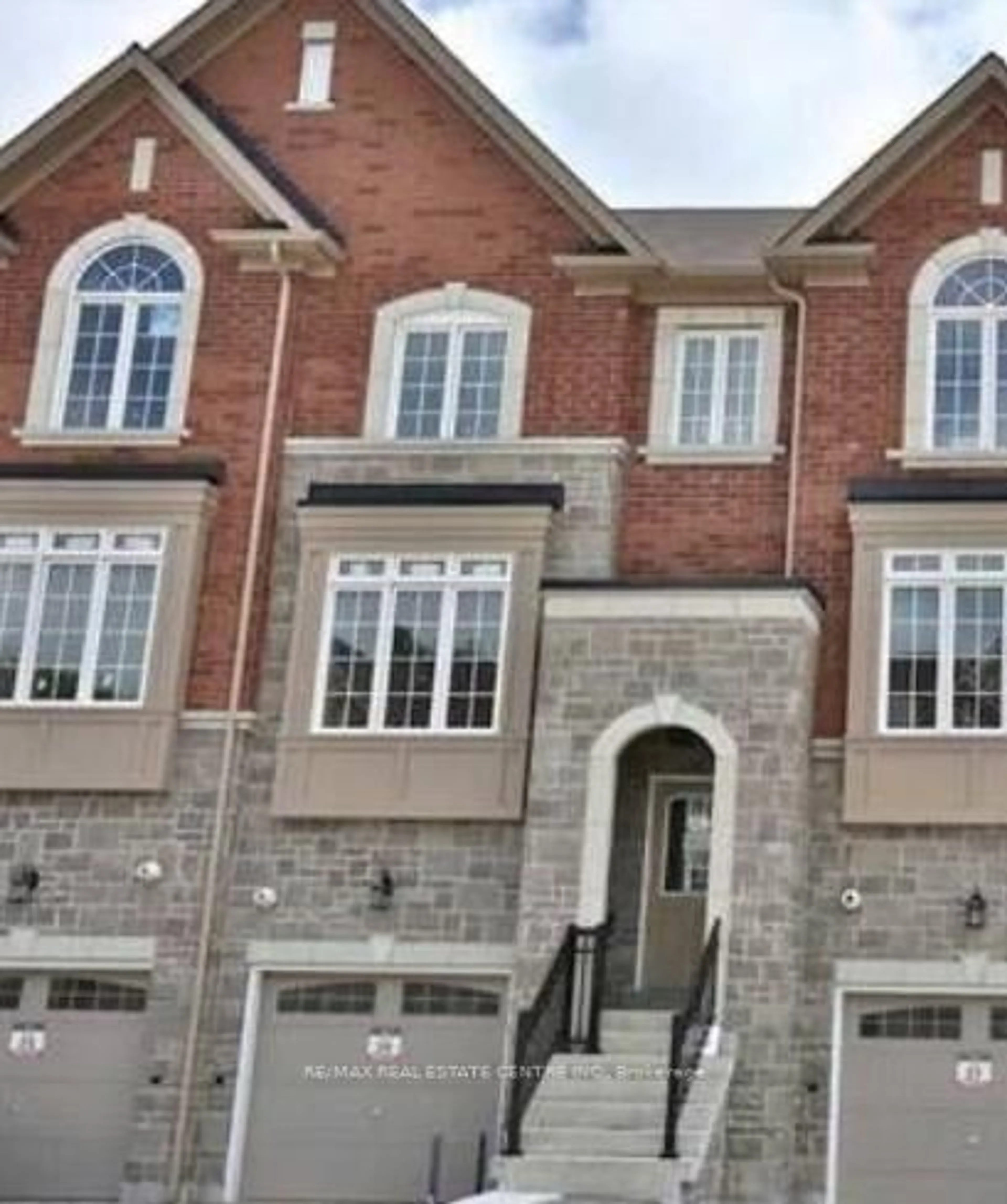 Home with brick exterior material, street for 211 Appleton Crt, Newmarket Ontario L3Y 0B8