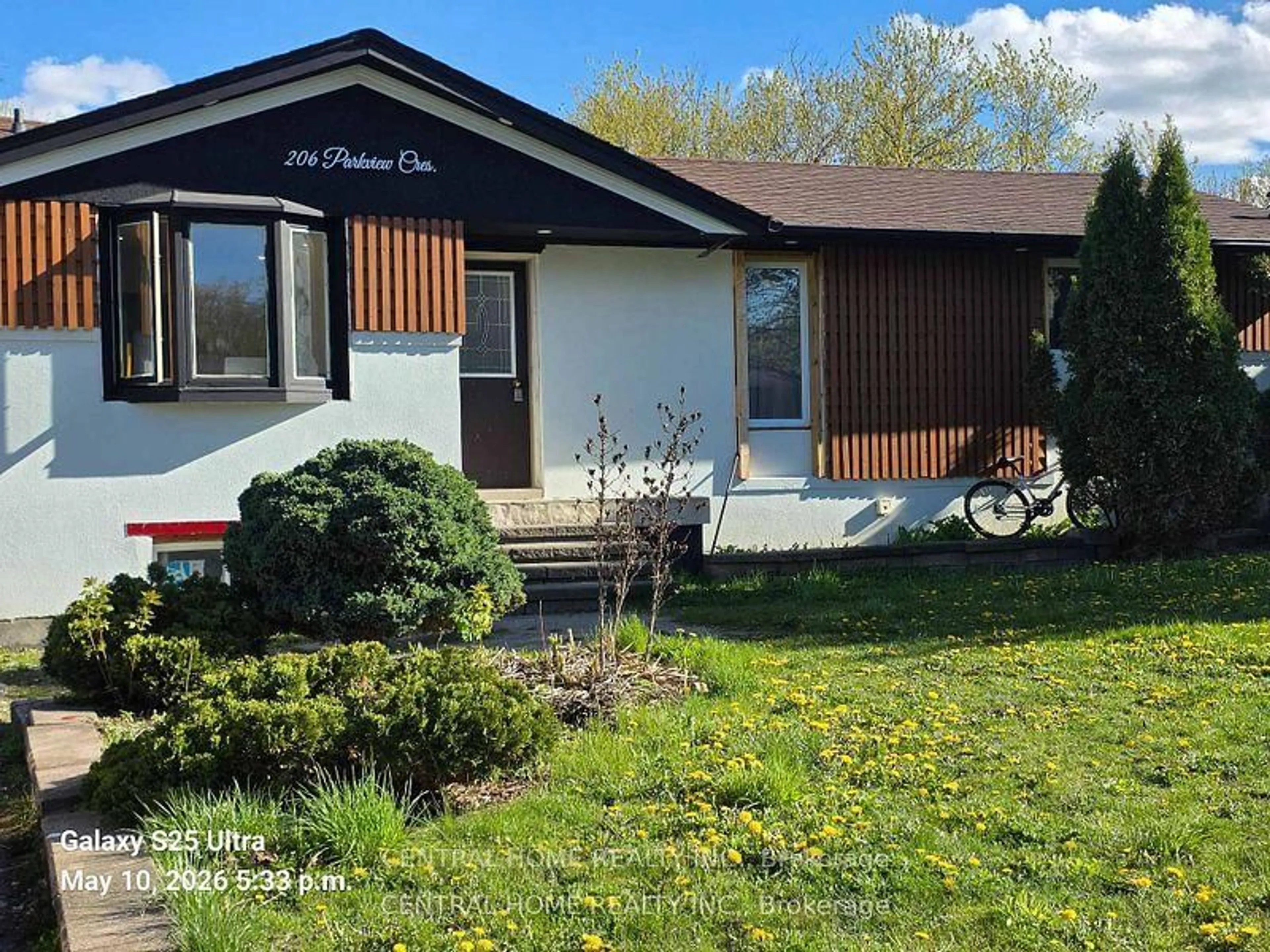 Home with vinyl exterior material, street for 206 Parkview Cres, Newmarket Ontario L3Y 2C8