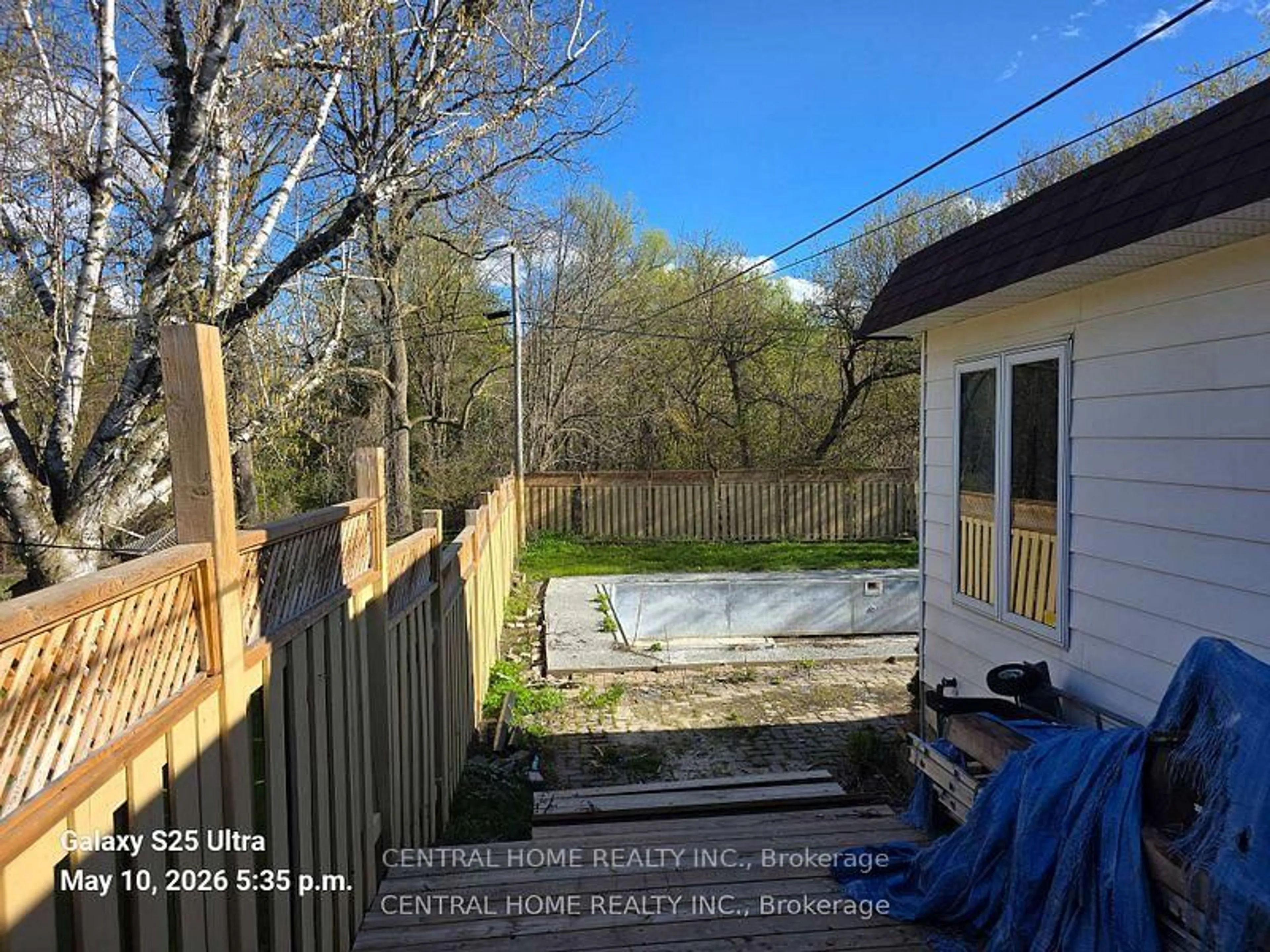 A pic from outside/outdoor area/front of a property/back of a property/a pic from drone, unknown for 206 Parkview Cres, Newmarket Ontario L3Y 2C8