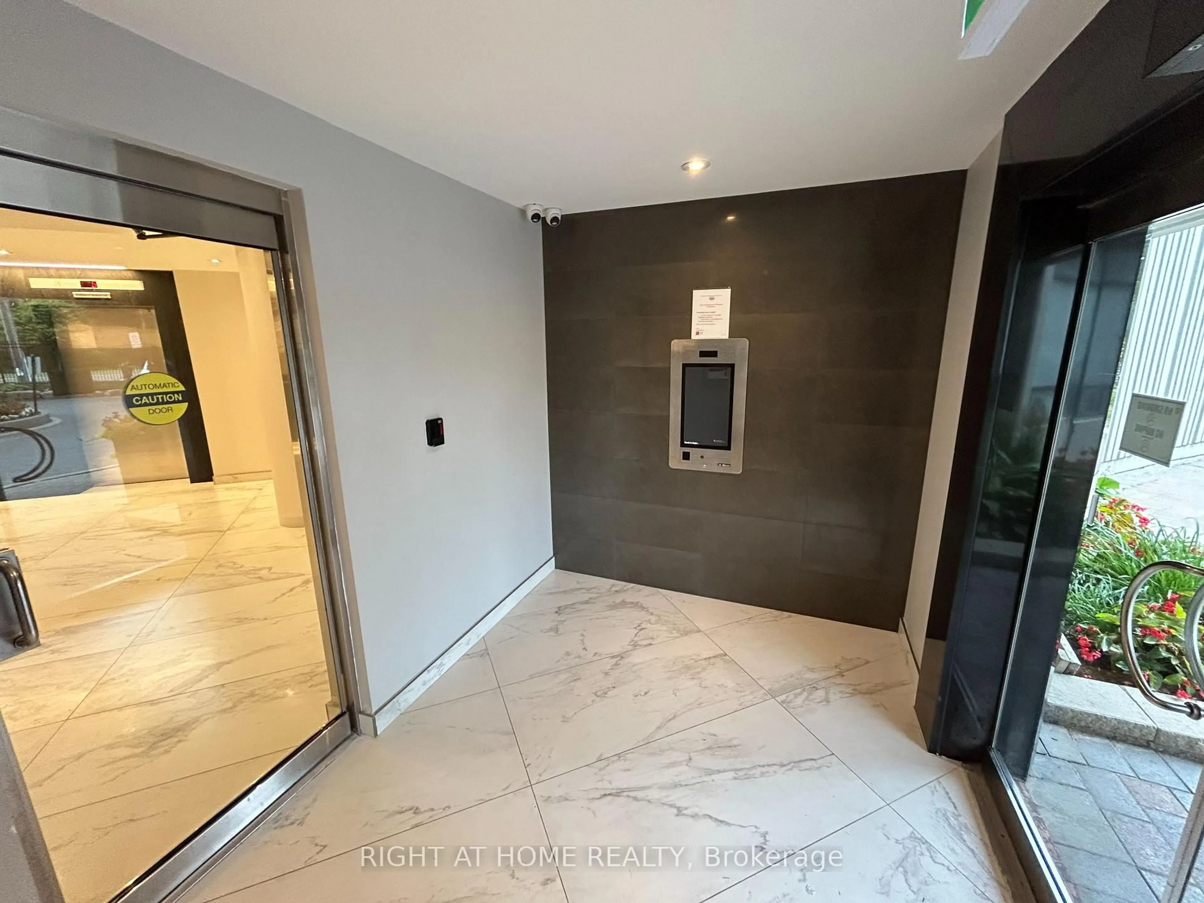 Indoor foyer for 7460 Bathurst #201, Vaughan Ontario L4J 7K9