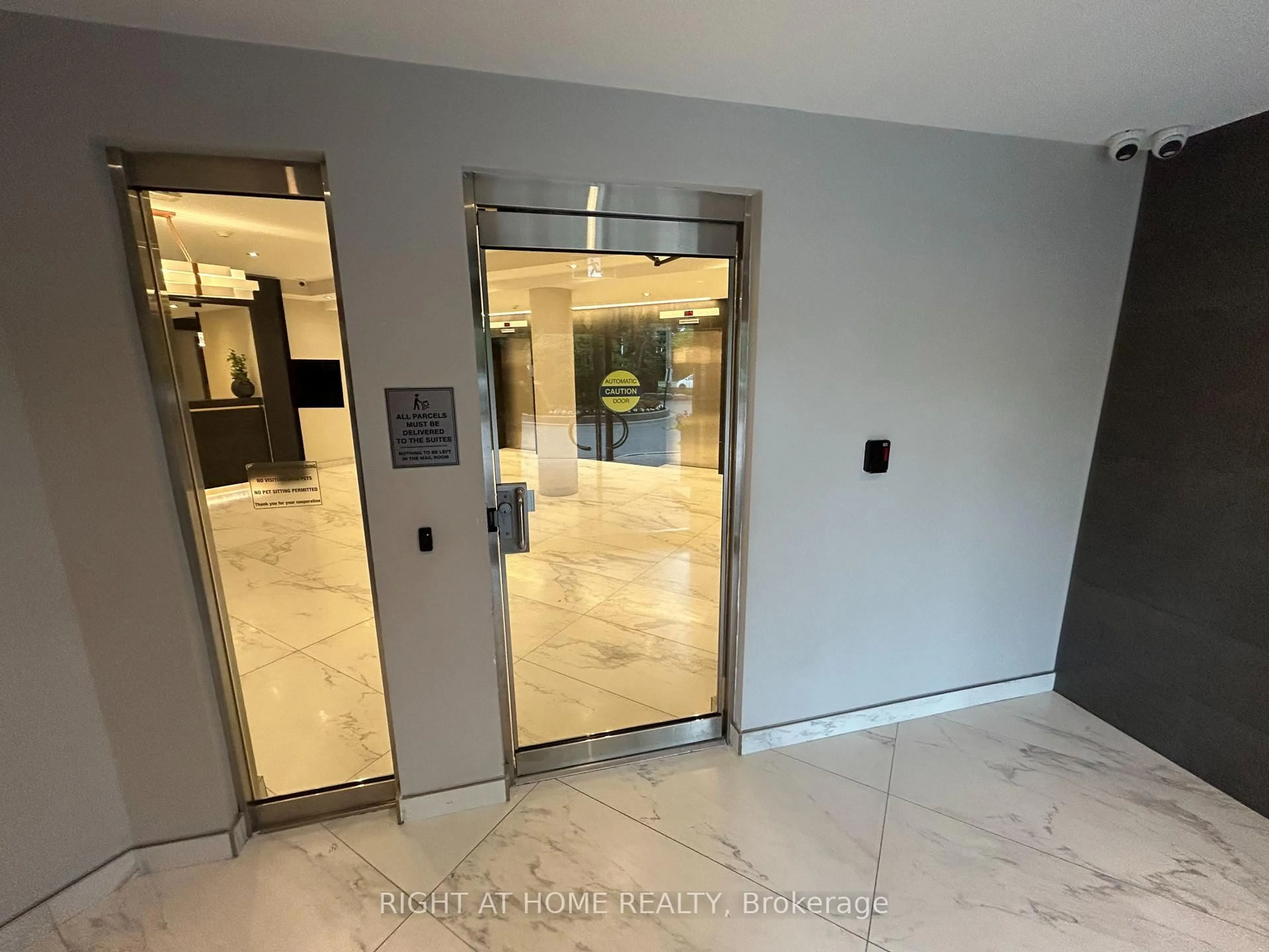 Indoor foyer for 7460 Bathurst #201, Vaughan Ontario L4J 7K9