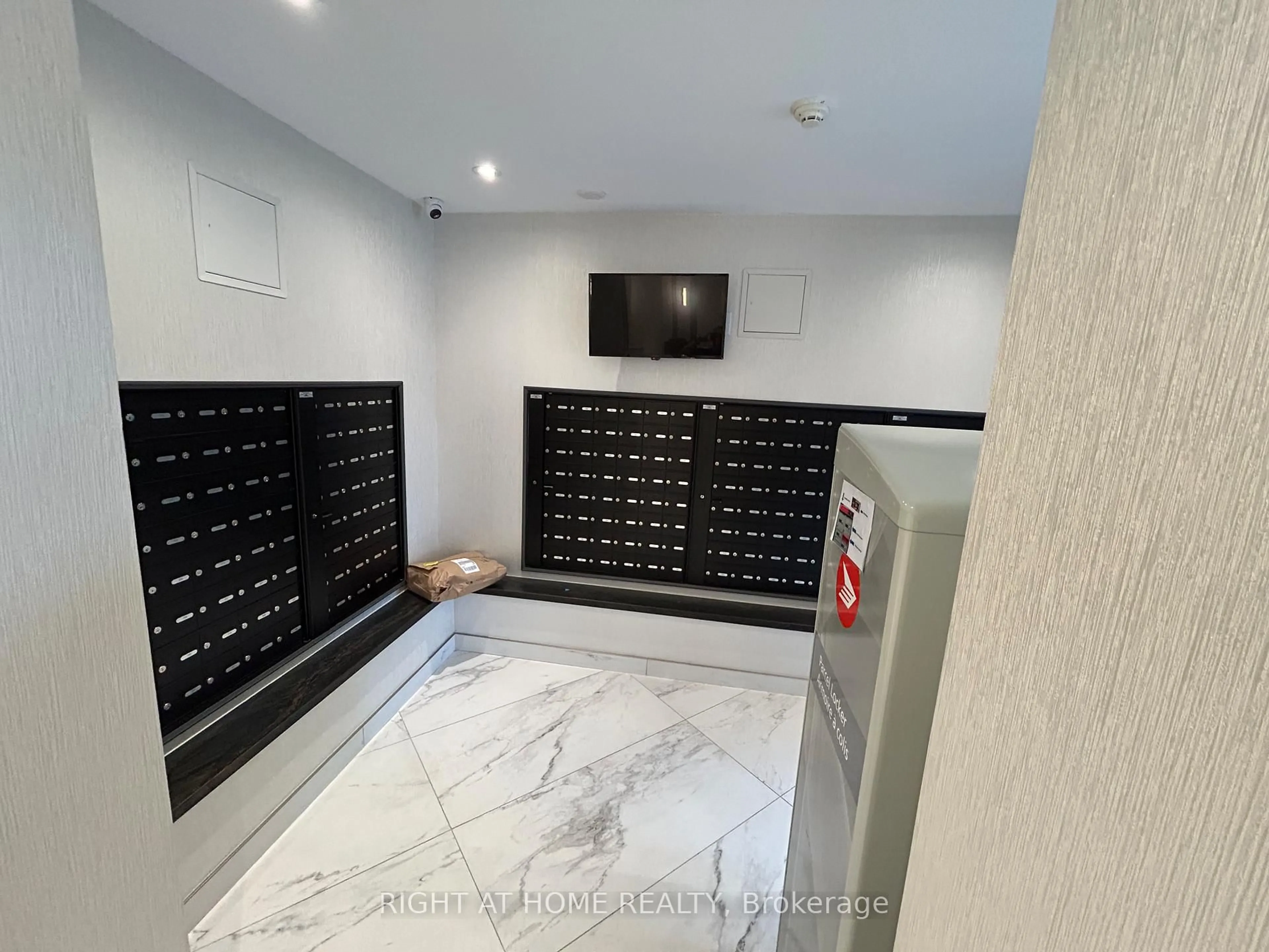 Indoor foyer for 7460 Bathurst #201, Vaughan Ontario L4J 7K9
