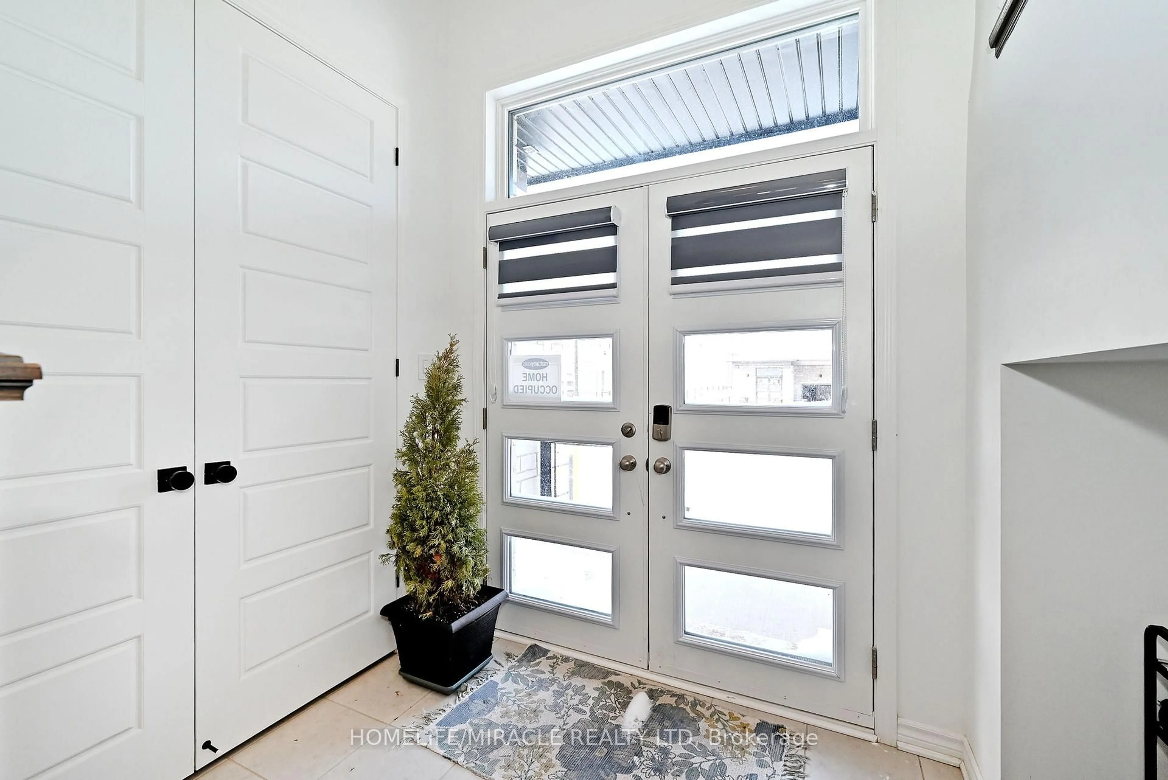 Indoor entryway for 689 Mika St, Innisfil Ontario L9S 0R7