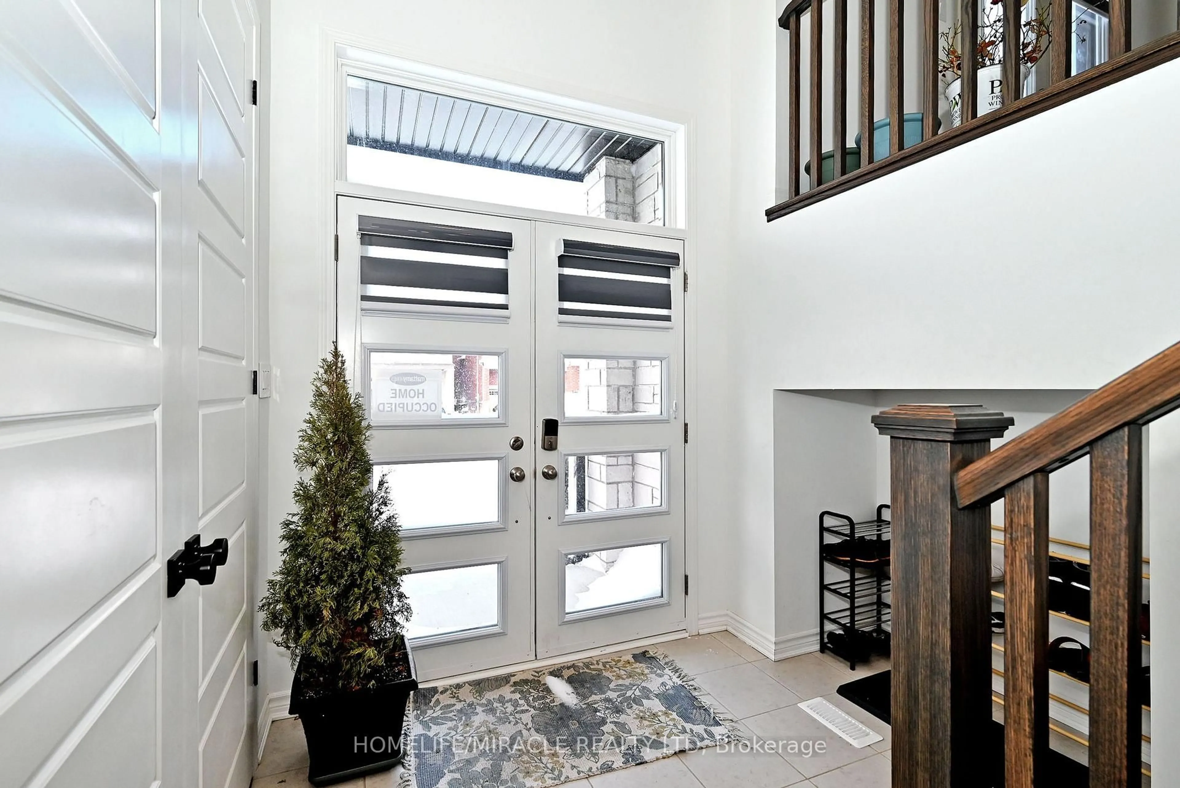 Indoor entryway for 689 Mika St, Innisfil Ontario L9S 0R7