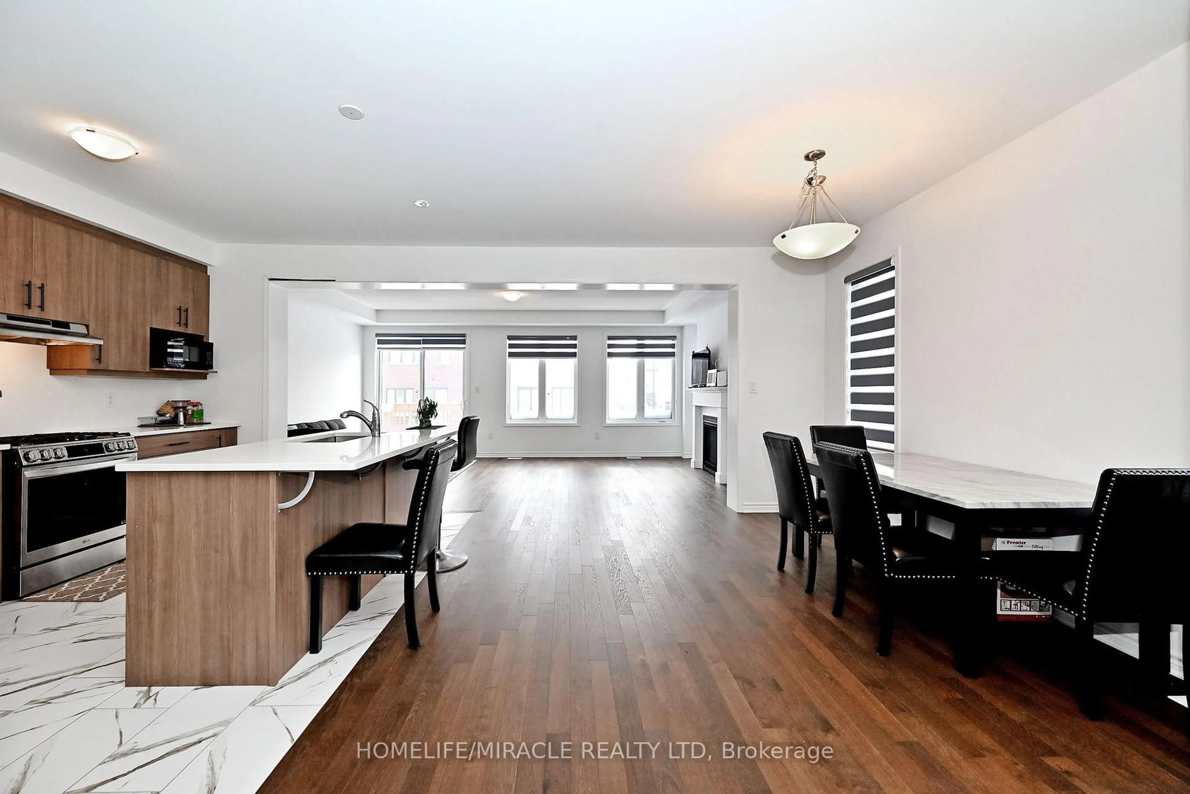 Open concept kitchen, wood/laminate floor for 689 Mika St, Innisfil Ontario L9S 0R7
