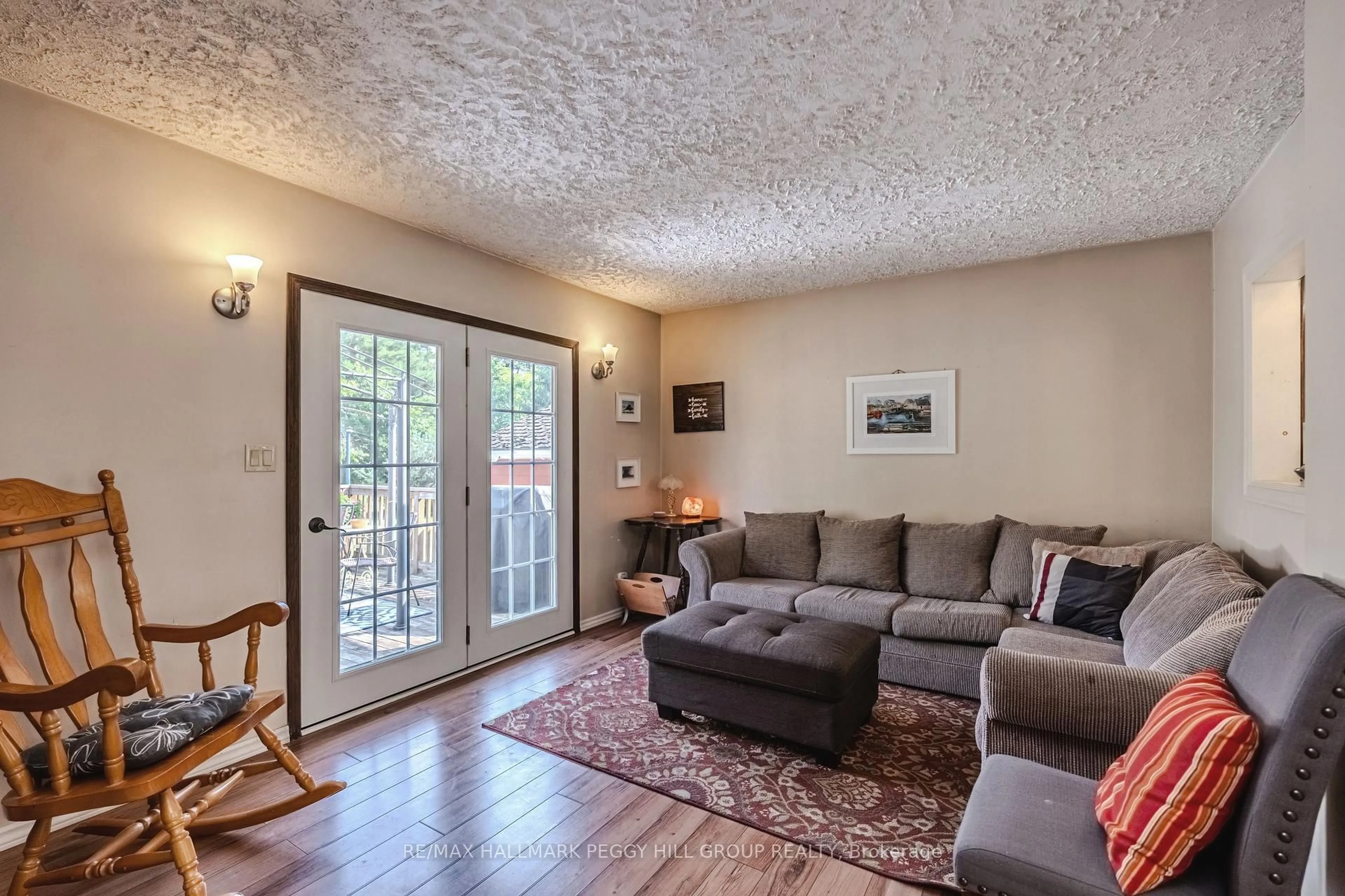 Living room with furniture, wood/laminate floor for 250 Sunnybrae Ave, Innisfil Ontario L9S 1J1