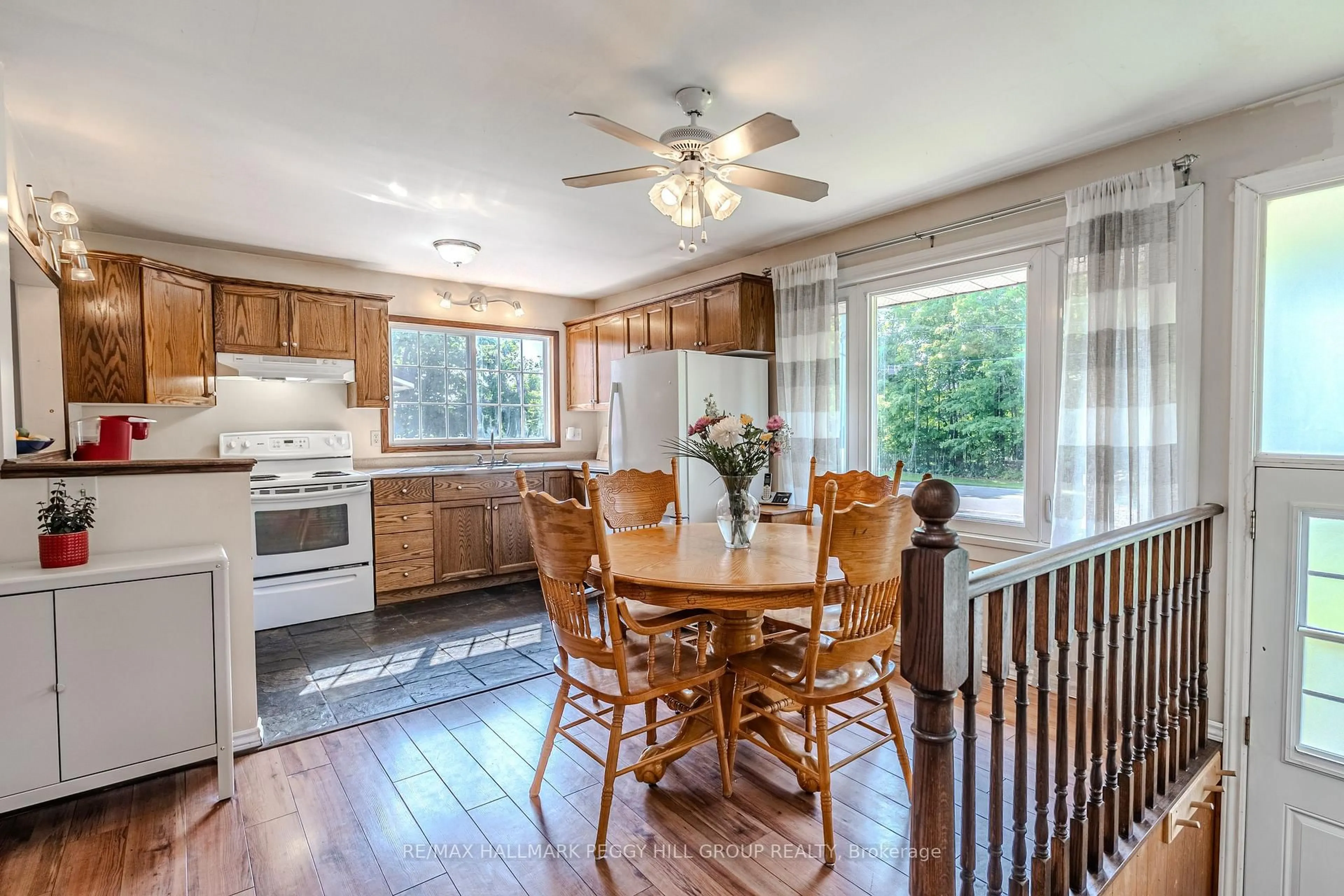 Open concept kitchen, wood/laminate floor for 250 Sunnybrae Ave, Innisfil Ontario L9S 1J1