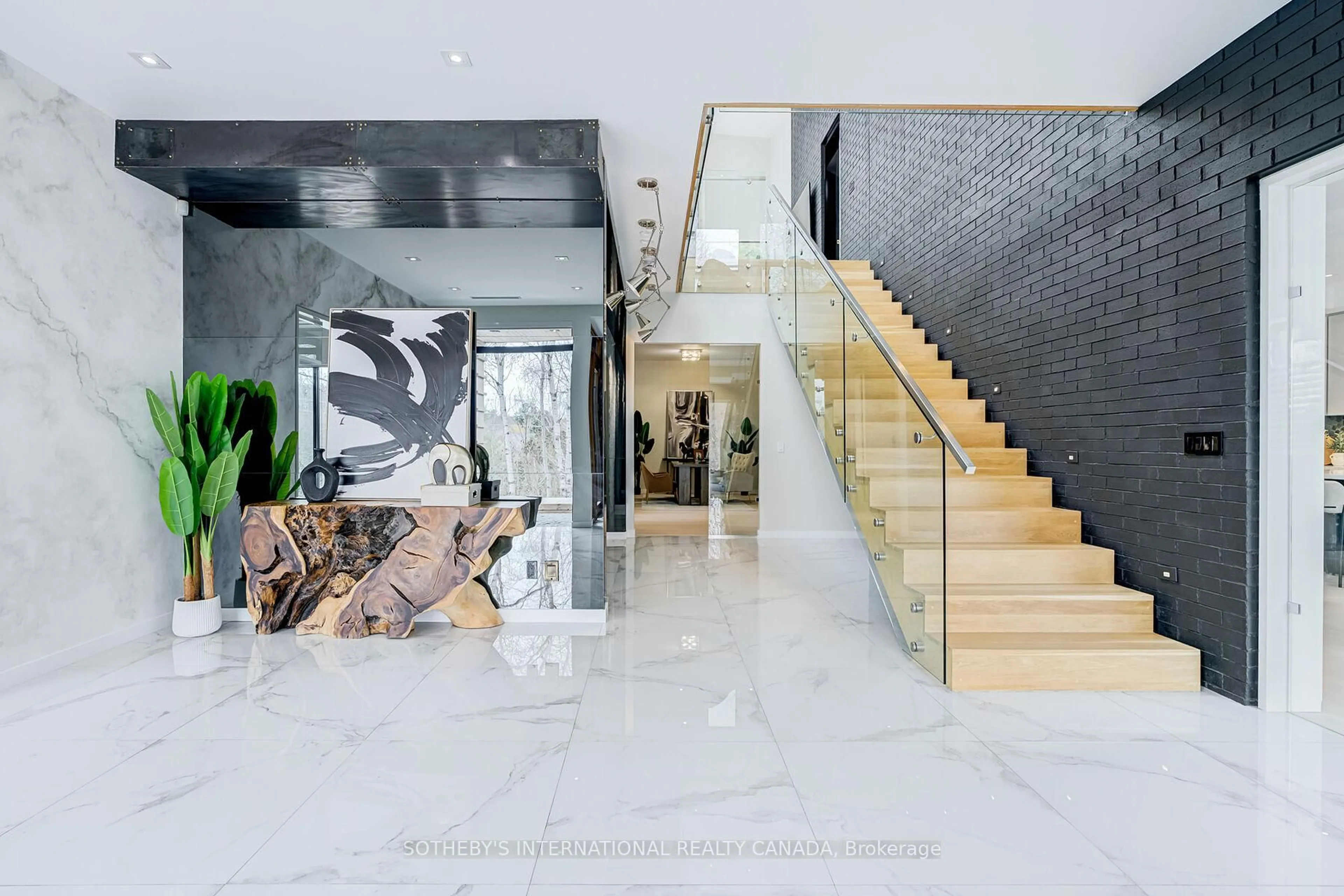 Indoor foyer for 4599 Langstaff Rd, Vaughan Ontario L4L 2B2