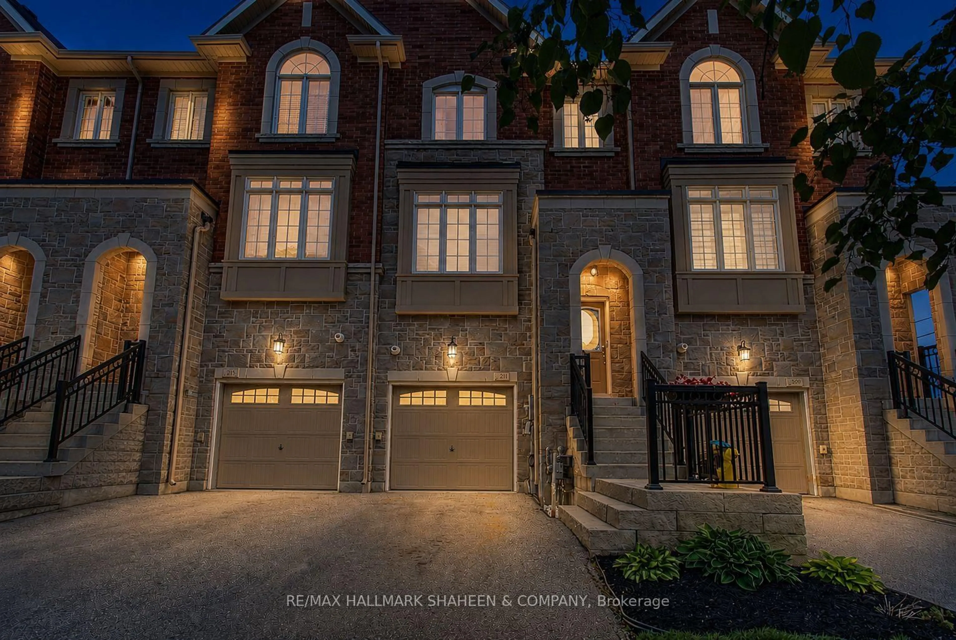 Home with brick exterior material, street for 211 Appleton Crt, Newmarket Ontario L3Y 0B8