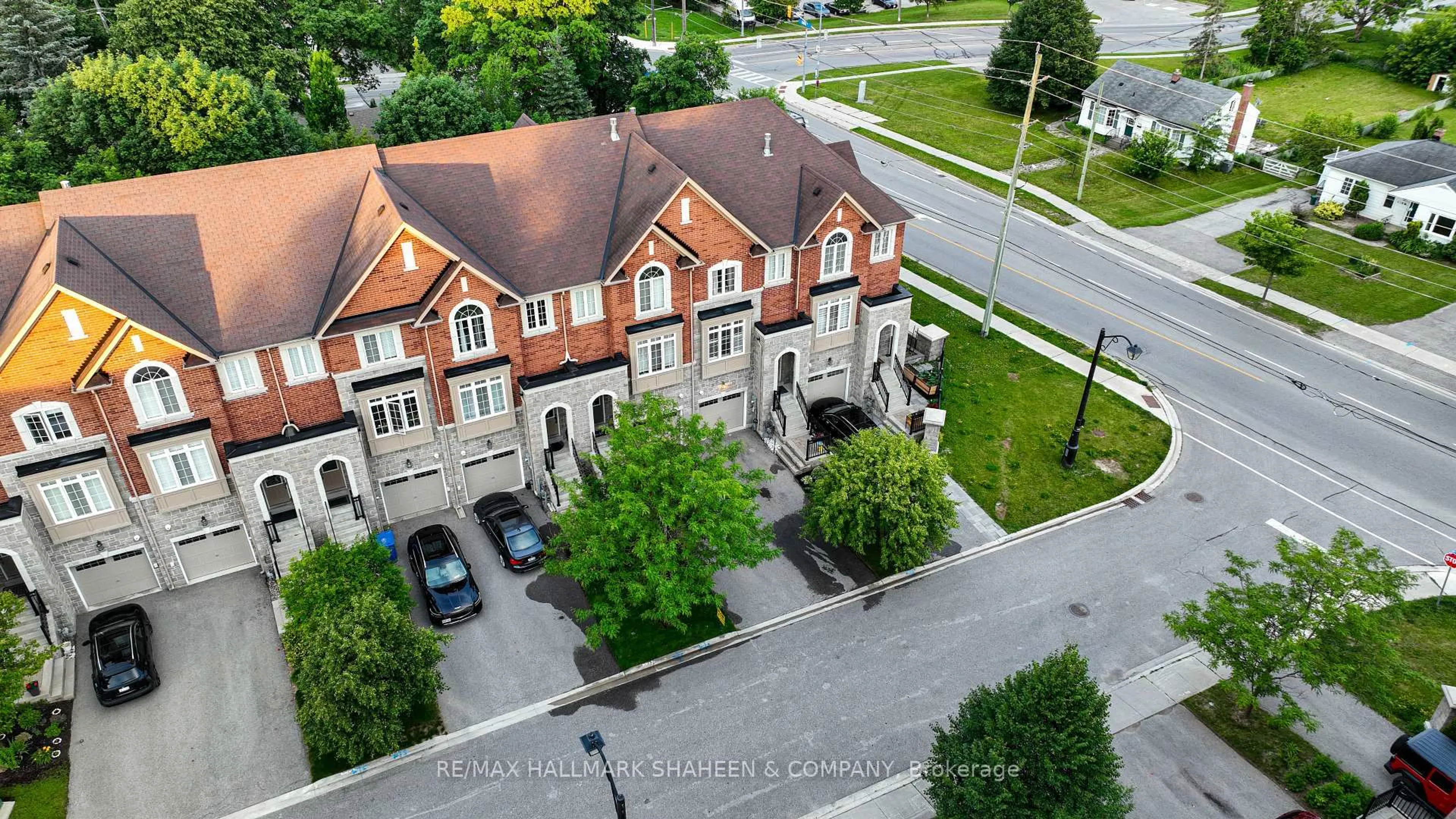 A pic from outside/outdoor area/front of a property/back of a property/a pic from drone, city buildings view from balcony for 211 Appleton Crt, Newmarket Ontario L3Y 0B8