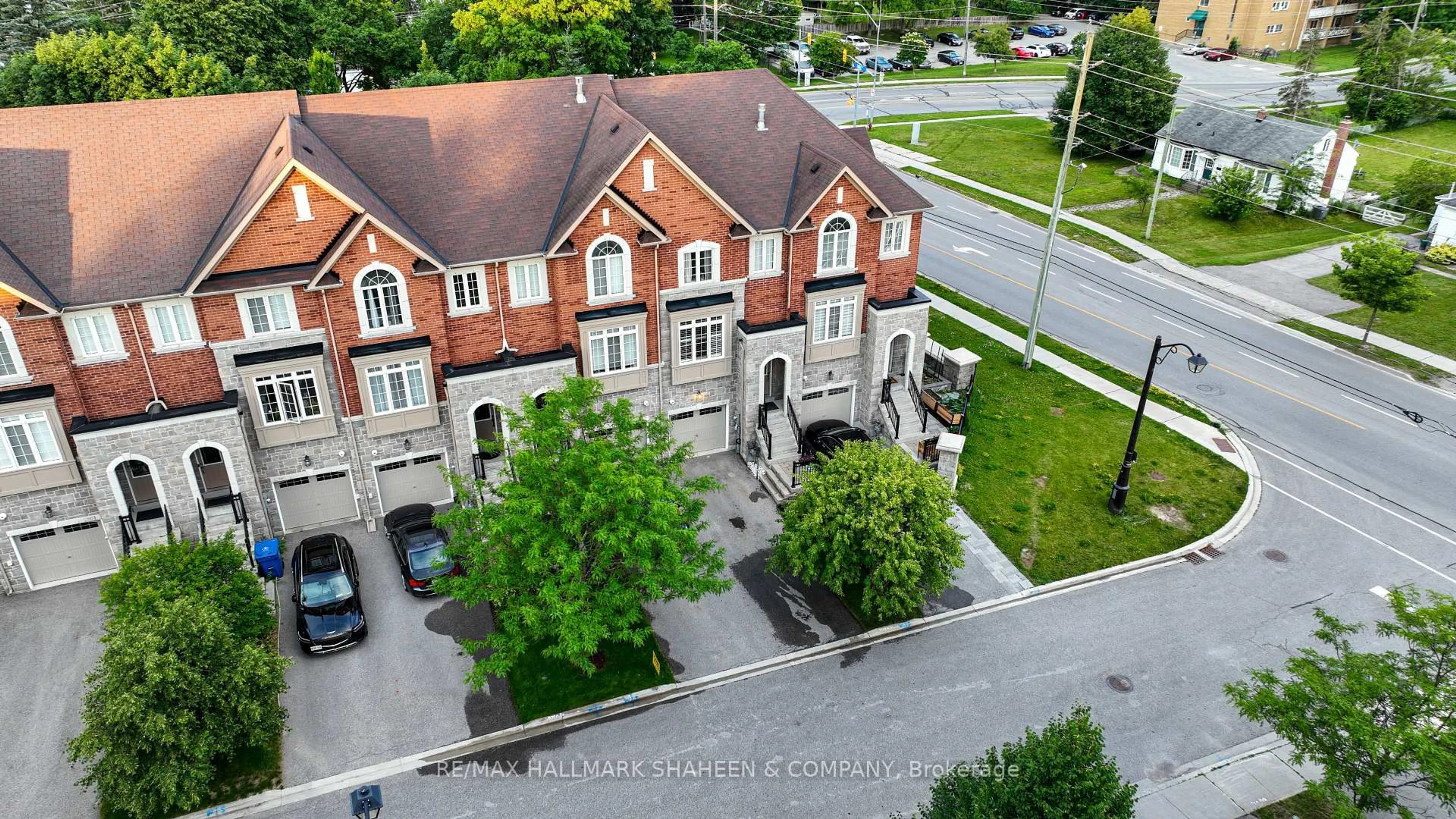 A pic from outside/outdoor area/front of a property/back of a property/a pic from drone, street for 211 Appleton Crt, Newmarket Ontario L3Y 0B8