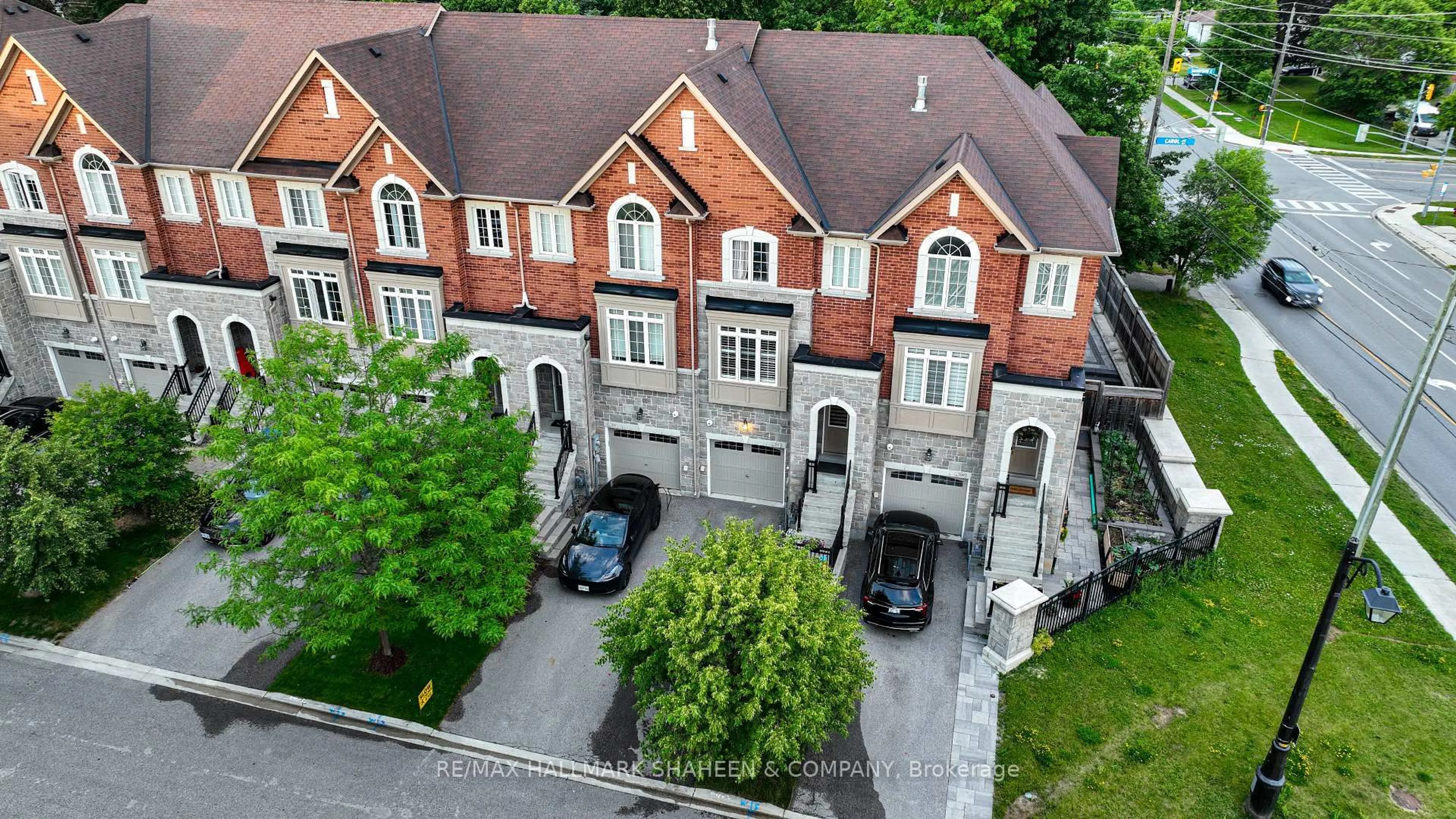 A pic from outside/outdoor area/front of a property/back of a property/a pic from drone, street for 211 Appleton Crt, Newmarket Ontario L3Y 0B8