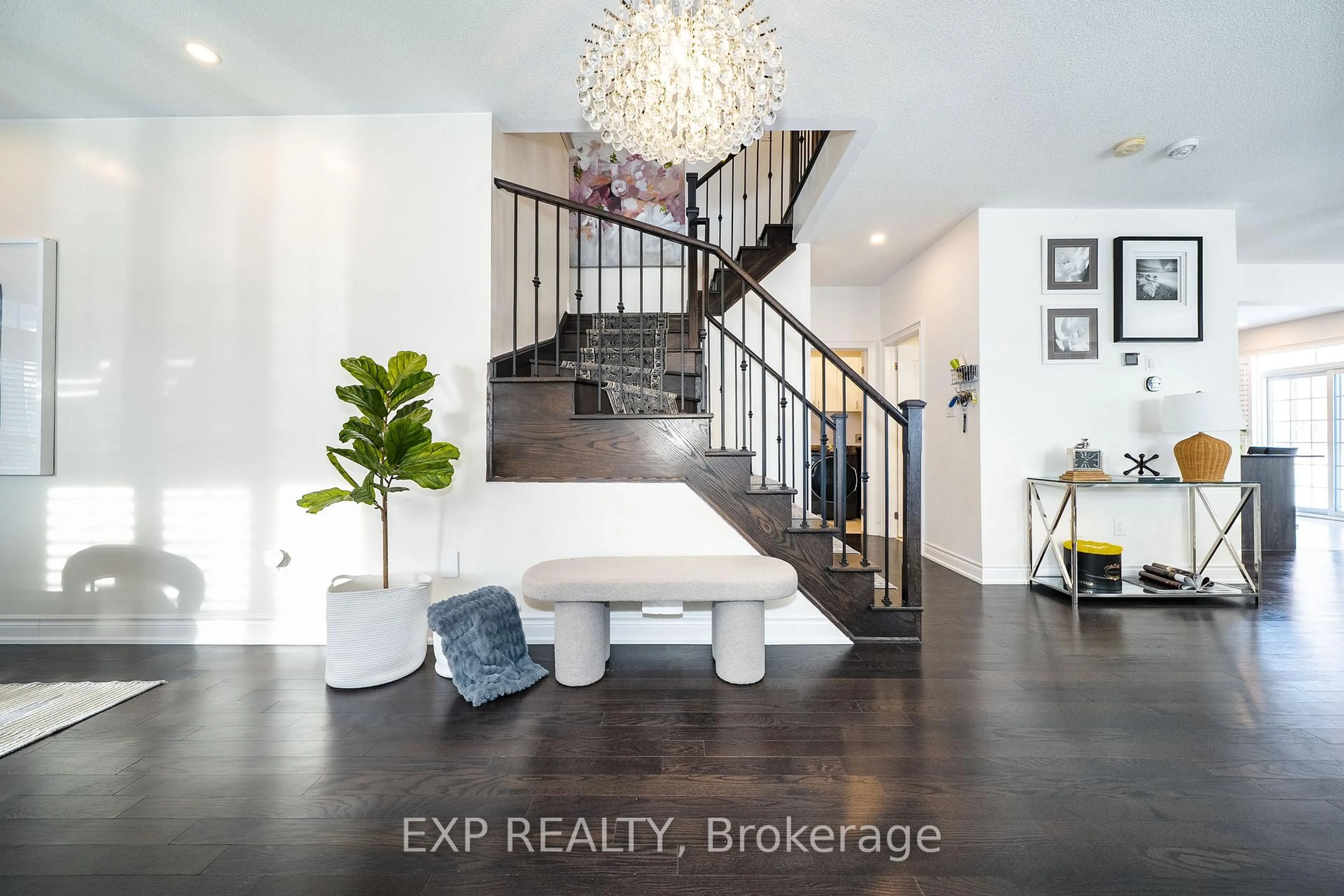 Indoor entryway for 2 Tesla Cres, East Gwillimbury Ontario L9N 0T3